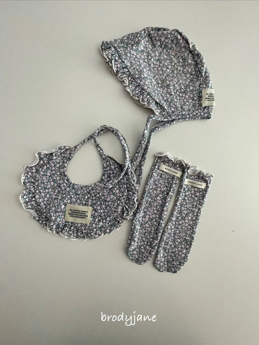 🇰🇷Brodyjane bonnet/bib/socks