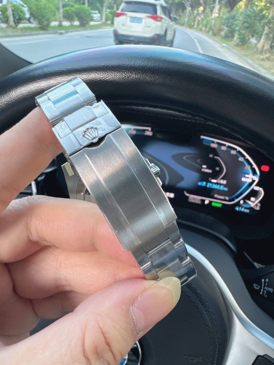 C厂 / CLEAN 劳力士 水鬼 41mm｜绿水鬼 🎮 版本：CM3｜Cal.3235 一体机 真正 41mm 原装尺寸 ✅ 表耳缩小、表带表扣加宽，整体比例全面对标原版；6 点位 SWISS MADE＋皇冠标，质感直接拉满 👑 搭载 克隆 Cal.3235 一体机芯，支持逆调时针、回调日历，结构与功能一致，稳定靠谱。 🔥 核心卖点直接看： 1. Clean 殿堂级绿陶瓷圈：1200℃高温烧制，铂金刻度 PVD 工艺，不掉色不发黑，成色碾压普通版本 💚 2. 圈口转动结构升级为 原装同款圆珠，手感清脆干脆 3. 高透蓝宝石镜面，高度与原装一致，镜面略高于陶瓷圈 👀 4. 表镜与圈口缝隙、壳型厚度 全面对标原版 5. 夜光圆钉饱满不溢，冰蓝夜光效果，边缘打磨细腻 6. 表针升级 实心中轴，拒绝一眼假 限量批次 🎯 室外实拍不 P 图，认准 C厂独立包装＋正确编码