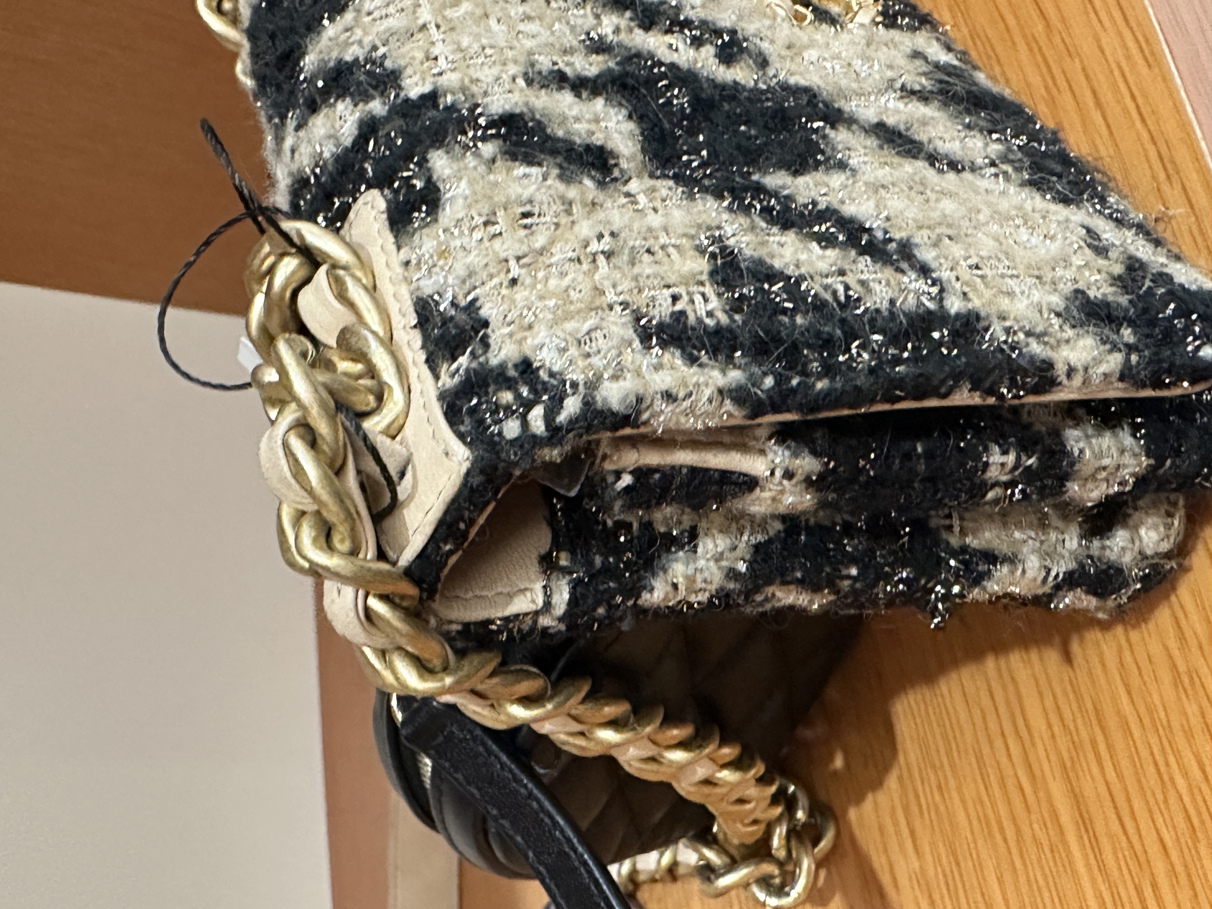 Pre-Owned CHANEL 19 Houndstooth Tweed Wallet on Chain bag / Product Code: 26042901