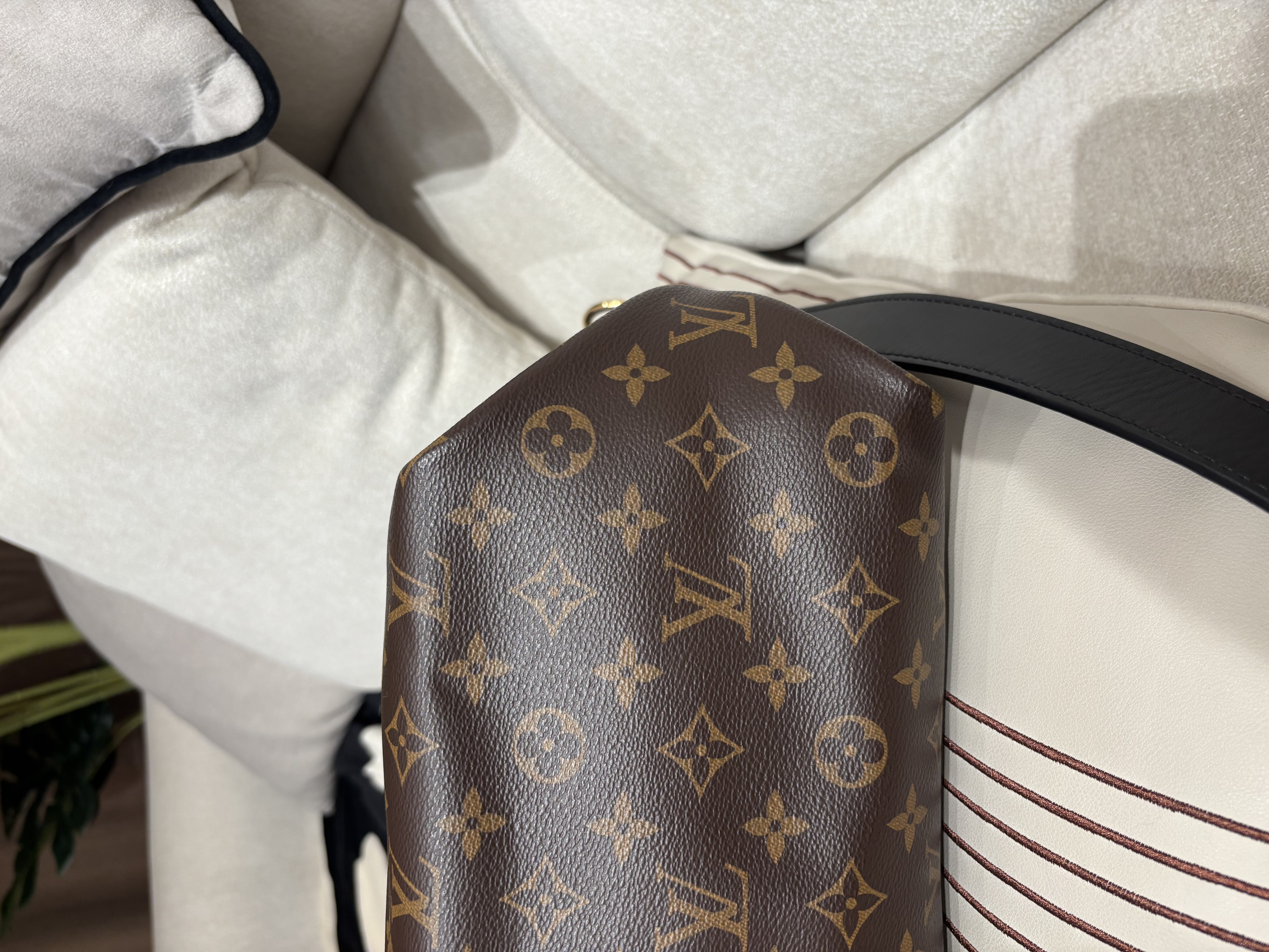 Lv flowers zipped tote bag pm 100%Authentic, 98%new ✅Key Lock ✅Dust bag
