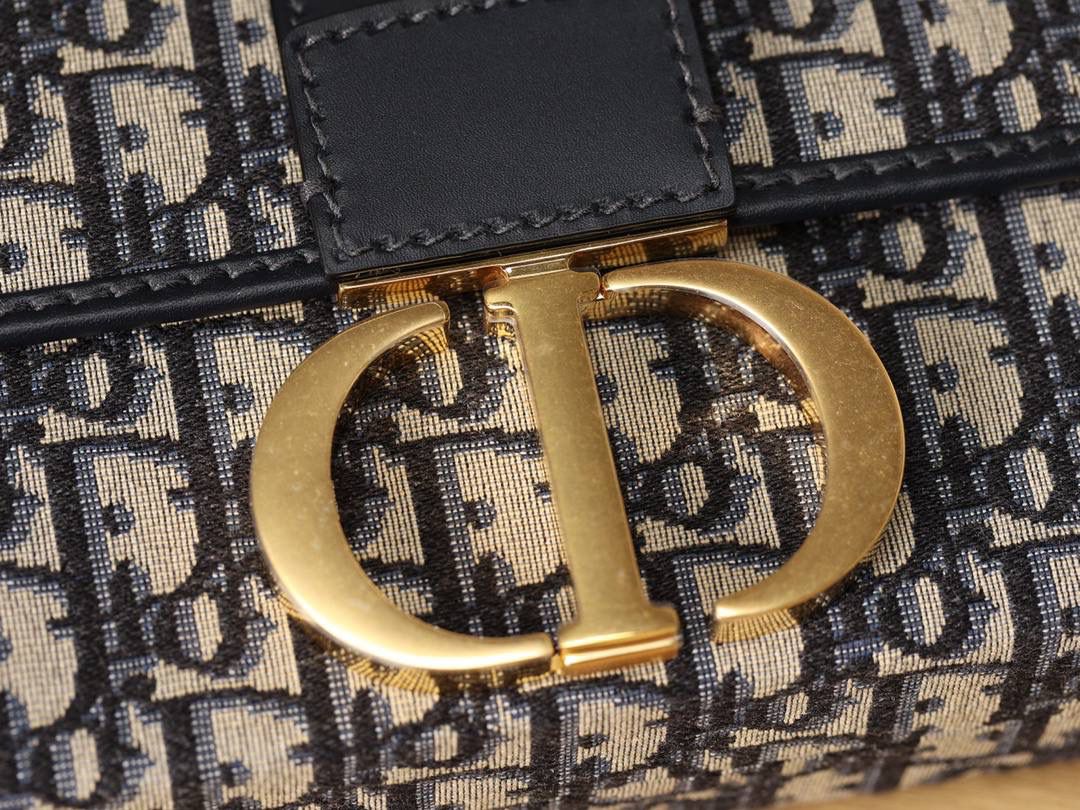 Dior 30 Montaigne 箱型手袋 蓝色 Oblique 提花，经典 “CD” 扣环设计。 可手提、肩背或斜挎，尺寸 17.5×11.5×5 cm，附防尘袋❤️