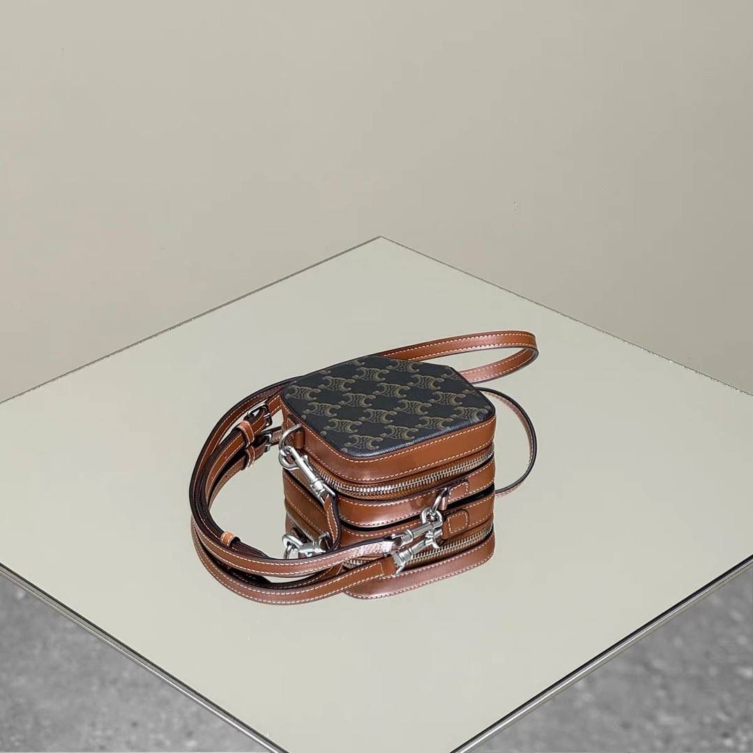 🔥大货实拍图 𝗖𝗘𝗟𝗜𝗡𝗘 ♥️ 𝗖𝗨𝗕𝗘 𝗕𝗢𝗫立体方包 型号：111682 尺寸：14*5*12.5cm 新品上线啦👏立体盒子包/化妆包~皮带子手拎设计➕圆筒包身，翻盖带镜子，可随时补妆。精致又不失实用性！凹造型拍照，或者当晚宴包，简直美呆🥳