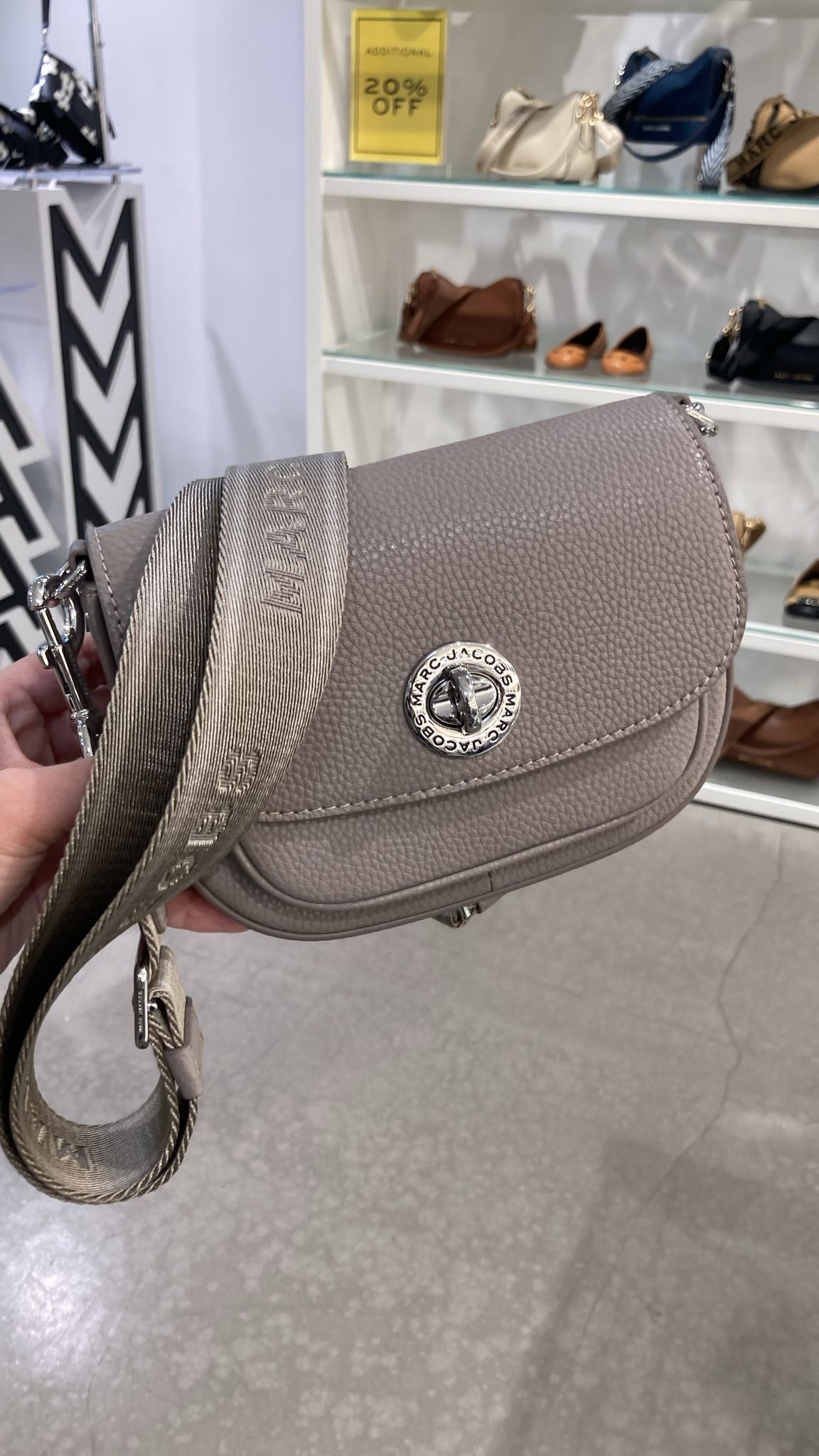 ✈️✈️Marc Jacobs outlet就係不一樣嘅色彩同皮感🤩🤩卡其色粗帶扭扣手袋現貨😎😎