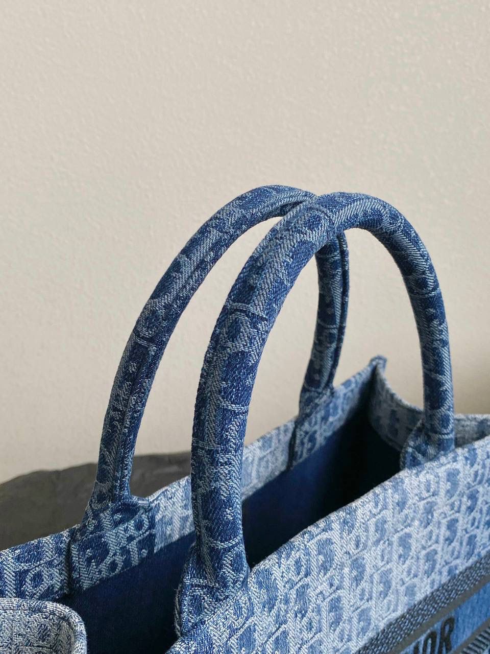 🈶牛仔蓝中号 𝗖𝗗 𝗕𝗼𝗼𝗸 𝗧𝗼𝘁𝗲 24石洗丹宁 这期的牛仔系列真的超爱！ 它的热度不亚于任何一只经典款 深蓝色丹宁➕经典的Oblique印花， 不规则石洗效果，渐变感特别且帅气 牛仔很百搭也没有什么季节性， 所以这系列是既特别又经典 不怕过时🤟🏻😎 姐妹们可以放心冲！ 36×27.5×16.5cm