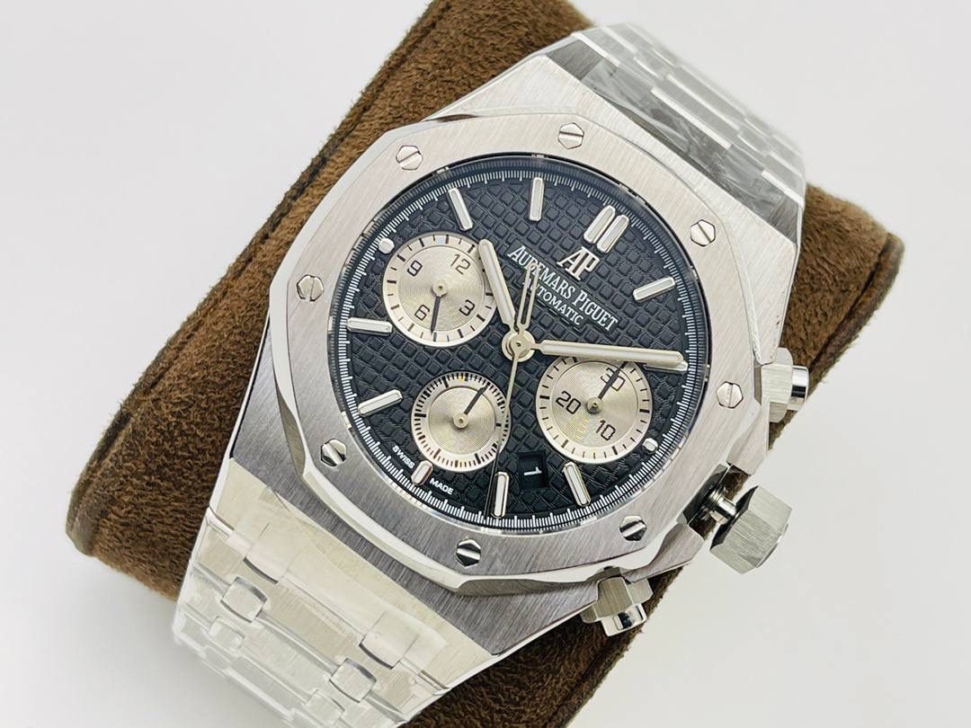 AP爱.彼皇家橡树系列26331OR多功能计时机械腕表41MM！ 1⃣️【机芯】7750改原装机芯 6字位小秒 功能与原装一致！ 2⃣️【表镜】表镜选用进口蓝宝石玻璃镜面！ 3⃣️【表壳】采用进口316精钢表壳，表壳通过拉丝和部分抛光打磨处理之后，忽明忽暗展现出精致而硬气的独特气质！ 4⃣️【头粒】头粒设计与专柜一致可以微调 佩戴更佳贴手舒适 经过多道工序的打磨和磨砂处理，终把AP特有的八角型表圈表达出棱角分明的线条！ 5⃣️【表盘】超强夜光显示，可以在任何环境下读取时间！