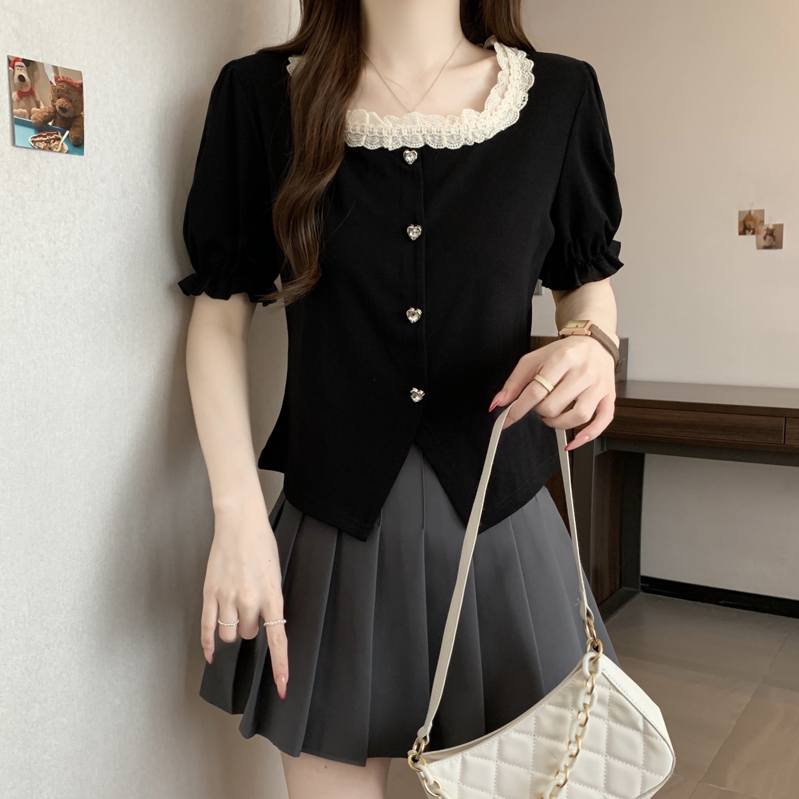 B07(6796) 韩系甜美风花边领前部爱心钮下摆开角黑上衣