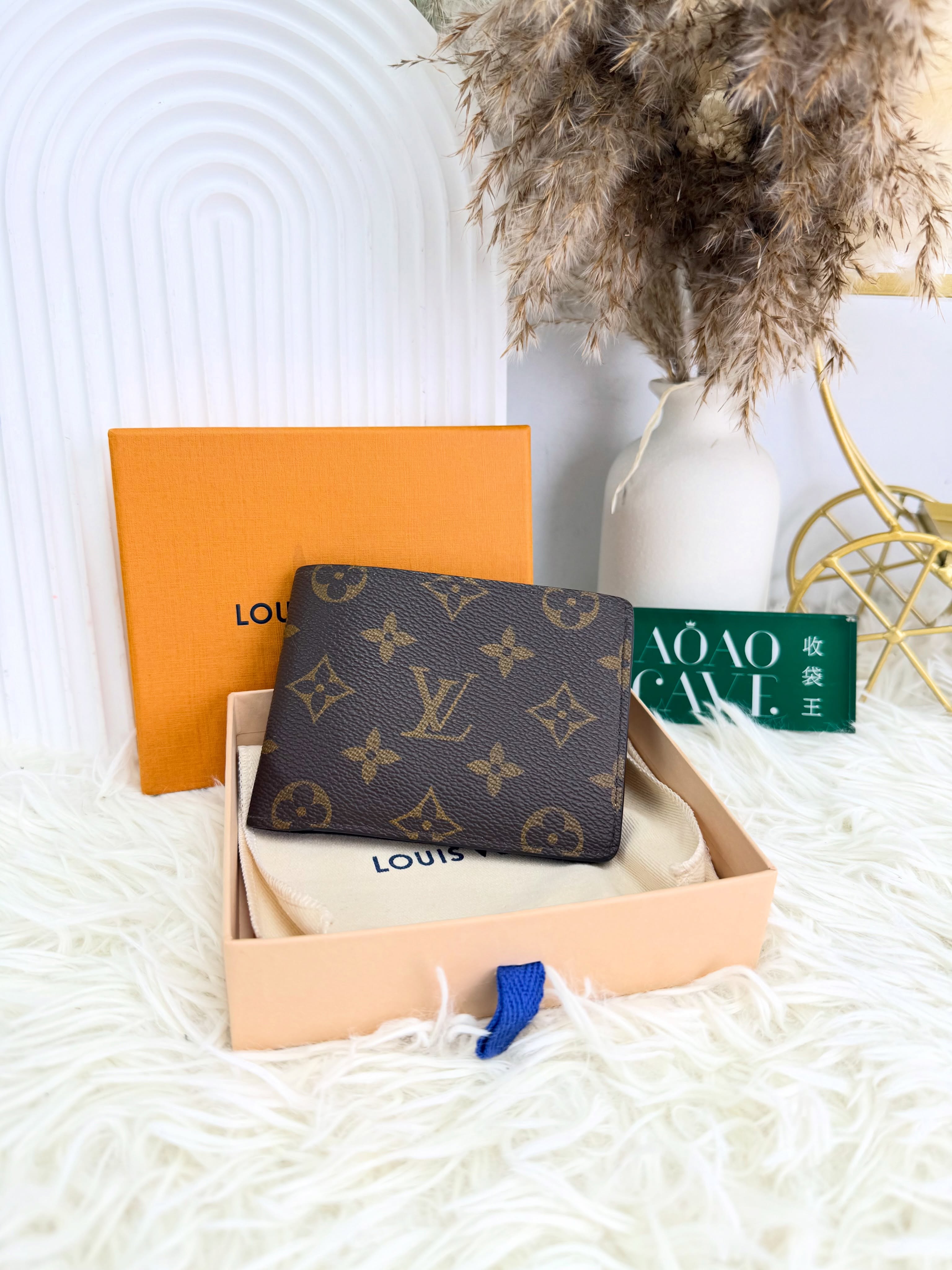 Lv👜 PRE OWNED 🛍️短銀包 啡色老花  有塵袋有盒有單 晶片款🧡  配件 -塵袋、盒、單🫶🏻 💰優惠價 $2980 98%new  #收袋王  喜歡的話快點pm/whatsapp 我們💓 銷售熱線51111 321（whatsapp)  我們服務包括有：手袋飾物回收、手袋置換(一換一、一換多也可以） 、專業手袋鑑證、專業手袋護理  購買方法 🏢親臨門市 荃灣南豐中心15樓1521室（荃灣地鐵站a出口1分鐘到）敬請預約 ❤️只賣正品正貨，任驗💓🫰🏻 ❤️‍🔥本店為香港註冊公司絕對真貨，信心保證👍🏻 🫰🏻本店設有鑑證服務，有駐場鑑證師  ✨歡迎追蹤我哋各個平台緊貼最新優惠x貨品🔥😍 👇🏻👇🏻👇🏻👇🏻👇🏻👇🏻👇🏻👇🏻  ⭐️Instagram: aoaocave  🌈Facebook: aoaocave收袋王  🔥Carousell: acluxuryhk  👆🏻👆🏻👆🏻👆🏻👆🏻👆🏻👆🏻👆🏻  ___________________________  Disclaimer🫰🏻All trademarks and copyrights are reserved to the original brand holders. @AOAOCAVE sells only authentic goods and is not affiliated with any of the brands mentioned.  @AOAOCAVE 跟任何品牌無關，而且沒有持有任何品牌資版權，亦沒有與任何品牌合作。所有商標及版權歸屬於品牌坊所有，帖子只作分享用途。  #aoaocave #手袋回收 #名牌買賣