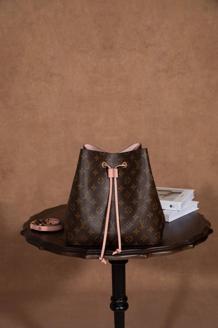 LV水桶包👜✨ 尺寸为 26×26×17.5cm，作为经典著作，它是入门款中备受追捧的单品。1932 年专为承运香槟而设计的酒袋，在当代潮流的洗礼下，化身为蕴含传承之美的水桶包，被尊为“经典之王”。