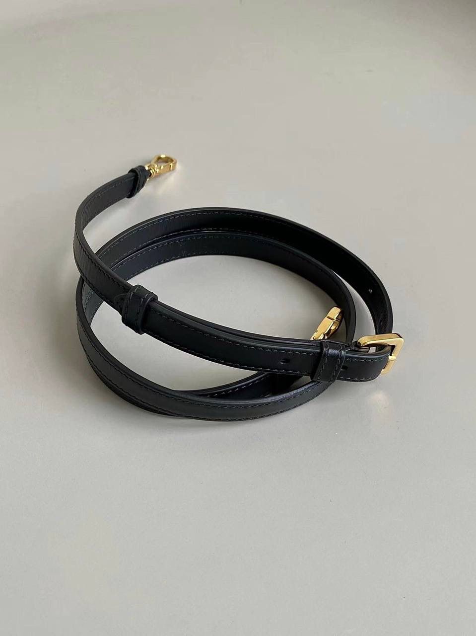 🈶全皮黑，小号 𝗗𝗜𝗢𝗥 23秋冬𝗕𝗼𝘀𝘁𝗼𝗻 手袋 复古波士顿回潮，高级怀旧格调 将摩登和优雅刻进骨子里了 不论包里塞满东西或空着、半满 廓形都依然硬挺，不拘泥干脆利落 双重翻盖CD开合，可手拎可斜挎 在当下追赶不完的时髦潮流 我更偏爱这只小可爱，秋冬绝搭 20×12.5×16.2cm，7503m