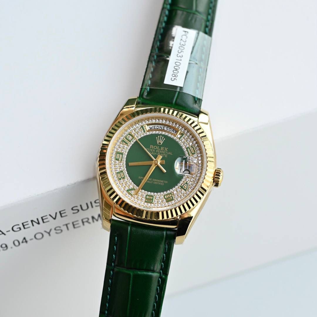 【实在品质 不怕实拍】闪闪发光的劳来了😍😍 劳就要有金有钻)劳力士ROLEX星期日历型day-date 36mm系列118138皮带绿珐琅满天星少量到货！劳力士满天星在名表里面就像一颗闪闪发光的明星，气质魅力无可匹敌。它的技术细腻而巧妙，其色泽和材质更是完美的晶体形成，散发出一种优雅而雅致的气质！此次搭载的依然为了配合官方厚度一致采用eta2836全自动机械机芯，表盘尺寸官方一致36mm，属于中性尺寸，表盘采用绿色珐琅进口技术镶钻而成，每颗钻石都整齐的环绕着表盘，所有的目光似乎都聚焦在这一圈钻上！从每个细节均注重如一！配置原装表扣！玻璃上的防伪标识依然居中可验，内影编码均与官方一致采用832118序号！压轴之作，闪亮登场！