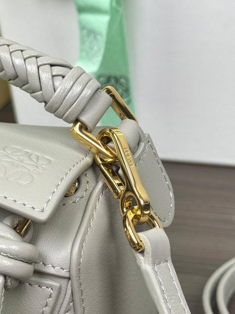 🎈最新编织手腕𝙈𝙞𝙣𝙞 𝙋𝙪𝙯𝙯𝙡𝙚 ——【银灰色】 尺寸：𝟏𝟖-𝟏𝟐.𝟓-𝟖𝐜𝐦 编码：062401【配全套礼盒】 ♥️以罗家经典几何设计，搭配独特的编织手腕，绒面内里。 ♥️容量大，经典百搭，可拆卸肩带，有单肩，斜挎，手提等多样化背法。随性时髦洒脱，实用性强。 ♥️独家背景➕独家品质➕独家全套砖柜礼盒套装，市场高端品质皆在我手✌🏻