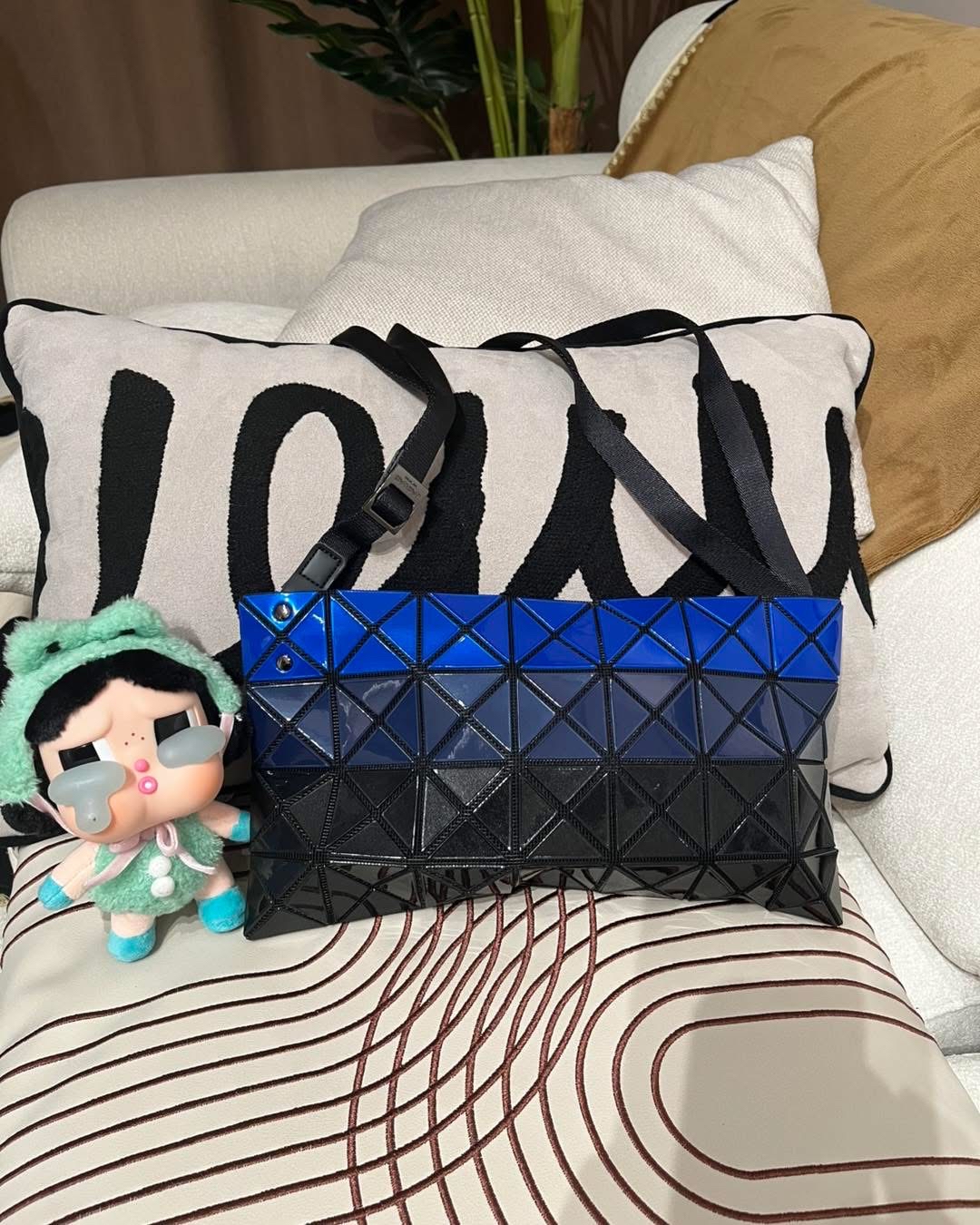 Issey miyake BaoBao crossbody Bag  100%Authentic,98%new