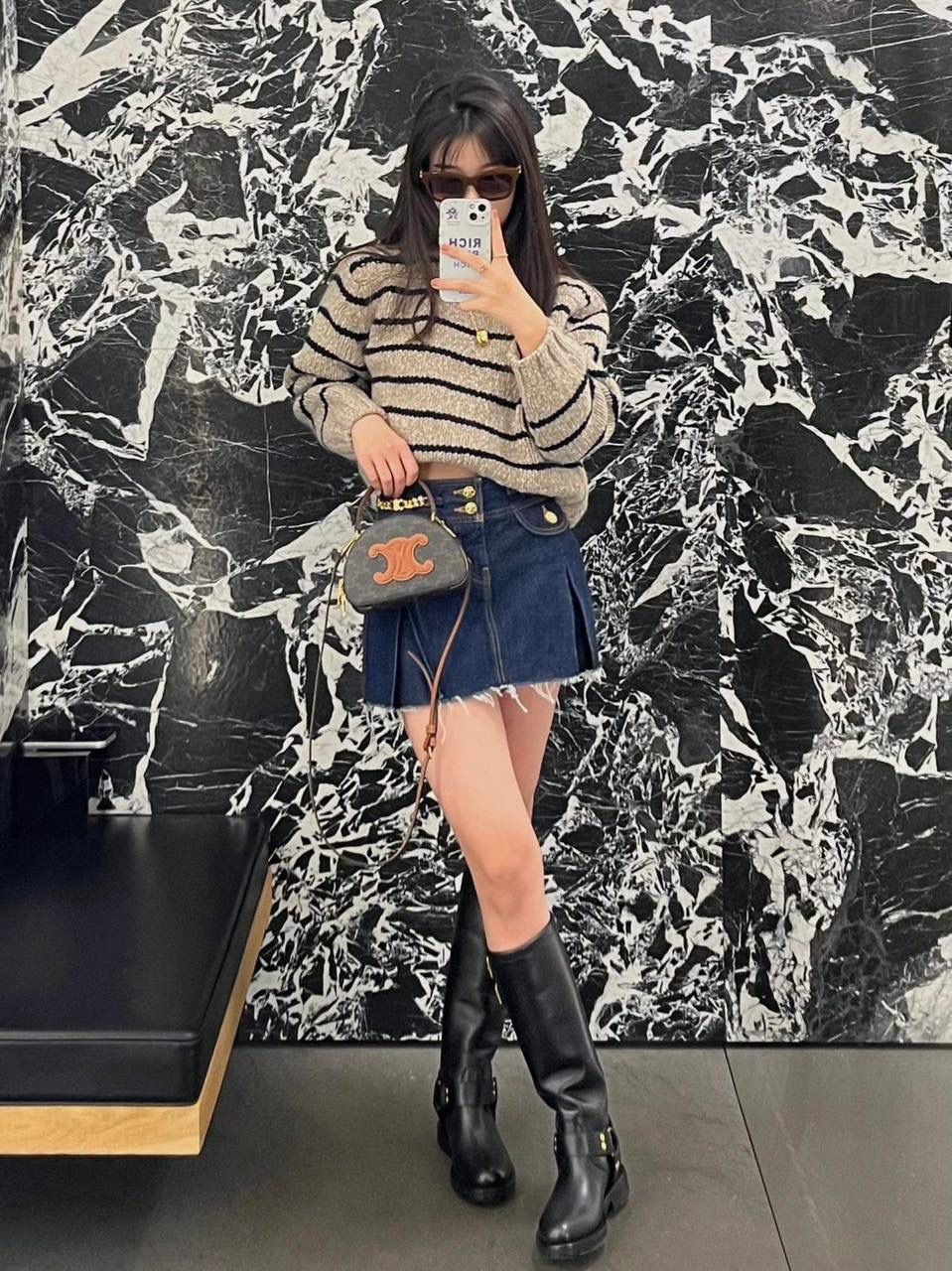 🔥大货实拍图 𝗖𝗘𝗟𝗜𝗡𝗘 ♥️ 𝗧𝗥𝗜𝗢𝗠𝗣𝗛𝗘浮雕半月包 型号：10K642 尺寸：18*12.5*6cm 𝑪𝒆𝒍𝒊𝒏𝒆𝟐𝟑𝑭𝑾最新爆款老花半月包🌙手提盒子，复古与现代的完美融合～每一个细节都尽显精致，从小巧迷你的包身到老花凯旋门的经典面料，都散发出无法抗拒的魅力🤎