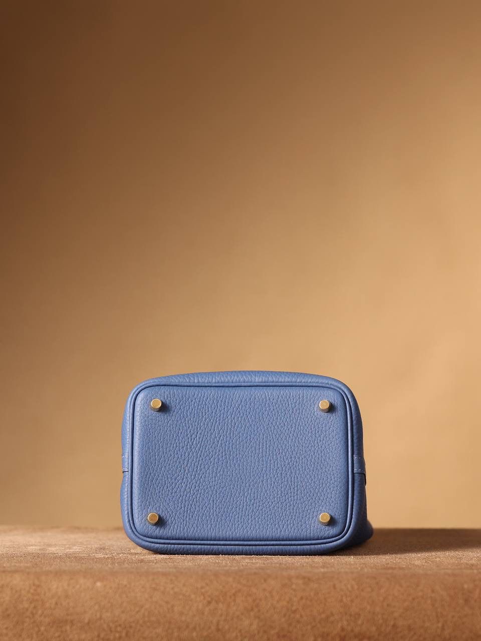 H菜篮子❤️ 玛瑙蓝蓝18cm金扣 独家渠道货！独家背景！高清实拍图！ 每个细节可放大看，全网天花板级别的菜篮子，独一无二的过验产品，每个细节都是对版的！ 纯手工制作、细工慢活、工匠精神雕刻的艺术精品！0售后，包满意！奢侈品中的精品之作！ 尺寸：18 X 19 X 13.5cm