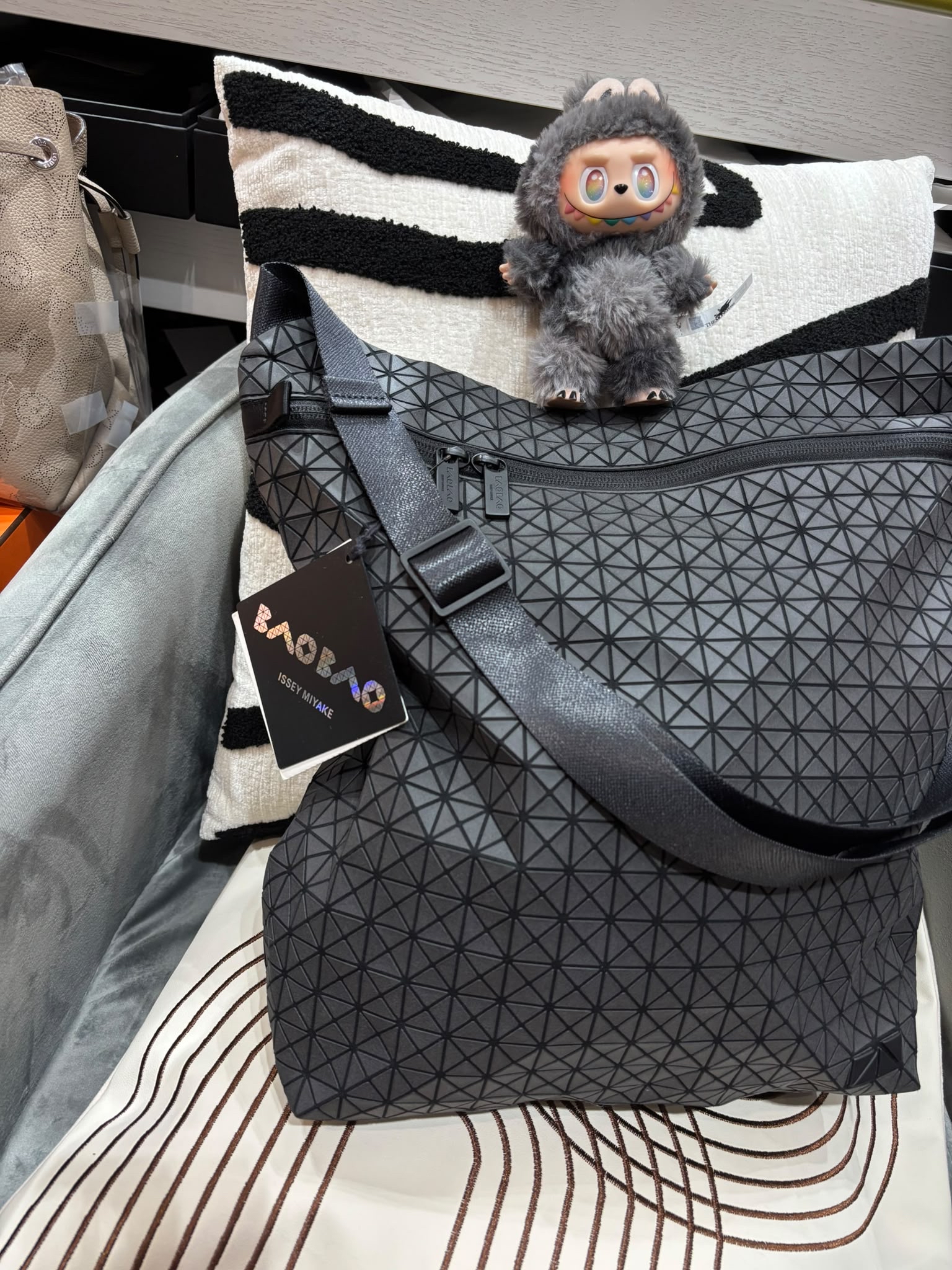 Issey Miyake Bao Bao Curo Curve Shoulder Bag 霧黑 100%Authentic, 99%New ✅ certificate ✅Dust bag