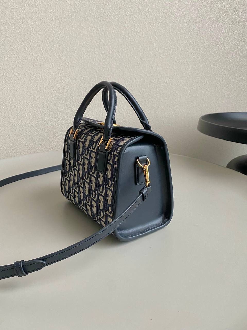 🈶刺绣蓝，小号 𝗗𝗜𝗢𝗥 23秋冬𝗕𝗼𝘀𝘁𝗼𝗻 手袋 复古波士顿回潮，高级怀旧格调 将摩登和优雅刻进骨子里了 不论包里塞满东西或空着、半满 廓形都依然硬挺，不拘泥干脆利落 双重翻盖CD开合，可手拎可斜挎 在当下追赶不完的时髦潮流 我更偏爱这只小可爱，秋冬绝搭 20×12.5×16.2cm，7503m