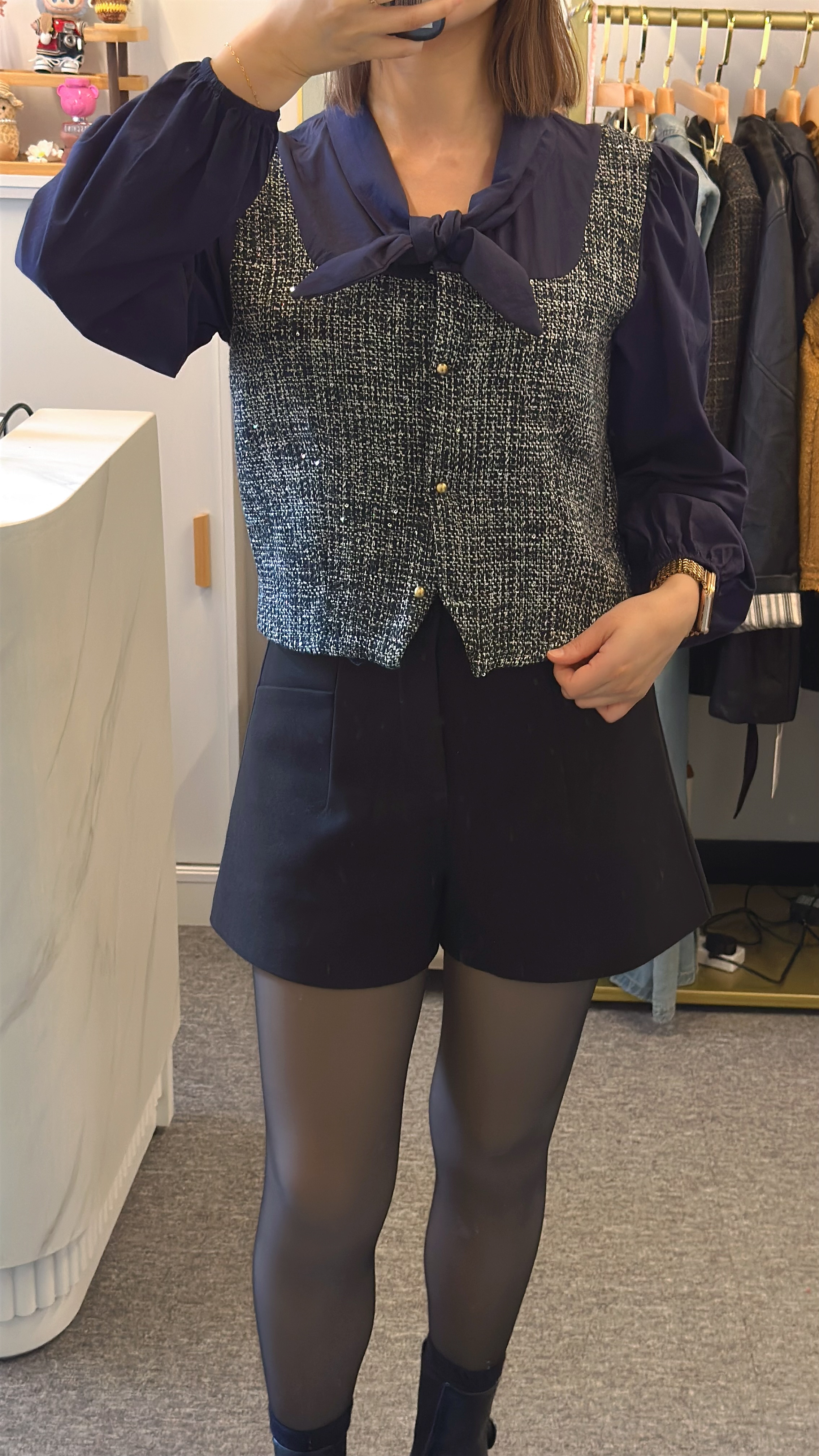 米白色／黑色假兩件V領綁帶長袖襯衫