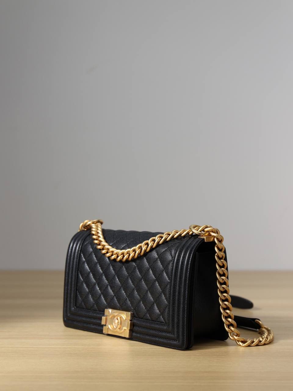 Le boy 25cm金扣现货 💞👜独家渠道货已上新 独家高清实拍图 全网独家首发 原厂皮正品皮这些都不用多说了 肩带是纯钢做旧五金 非常的复古 尺寸：15 x 25 x 9cm（大号） 12 x 20 x 8cm（小号）