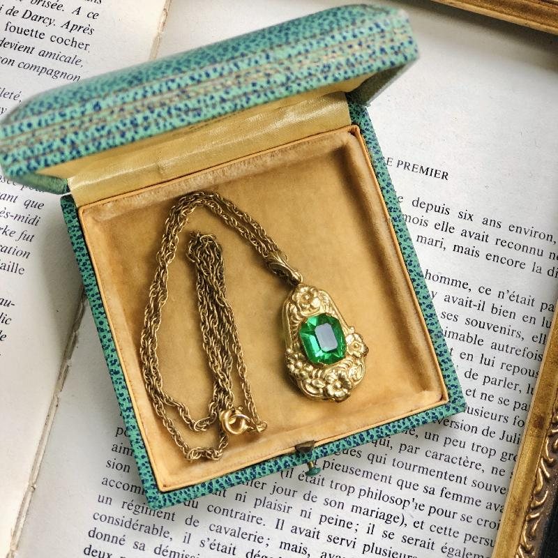 Chipped - Early to Mid-Century Czechoslovakia Faceted Green Peridot Glass Foliage Frame Pendant (MZ108)