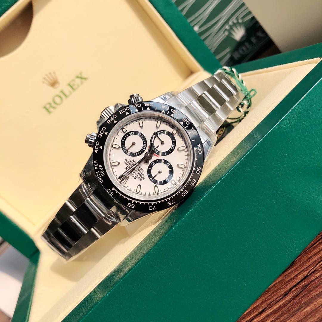 ROLEX 劳力士 迪通拿系列｜匠心之作 ⌚️ 搭载 超级稳定 Cal.4130 机芯，一档调时，计时功能与原装一致（计时秒针＋3/9 位小盘）。 40mm 表径，13.2mm 厚度，目前市面最接近原装比例。 🔥 核心亮点： • 原版开模表壳，结构精准 • 实心陶瓷外圈＋测速刻度，真陶瓷工艺，耐刮不褪色 • 表盘 叠加印刷工艺，字体与 LOGO 微微隆起，质感高级 • 盘面底纹反复校正，色泽与原装高度一致 • 独立开模 金属 Rolex LOGO，立体圆润 • Chromalight 夜光，清晰易读 • 平面蓝宝石镜面，无重影、抗刮耐磨 • 6 点位防伪小皇冠 👑 细节到位 • 表扣采用进口精钢 1:1 散件打磨，钢印、保险环全面对标原装 配 全套顶级包装📦
