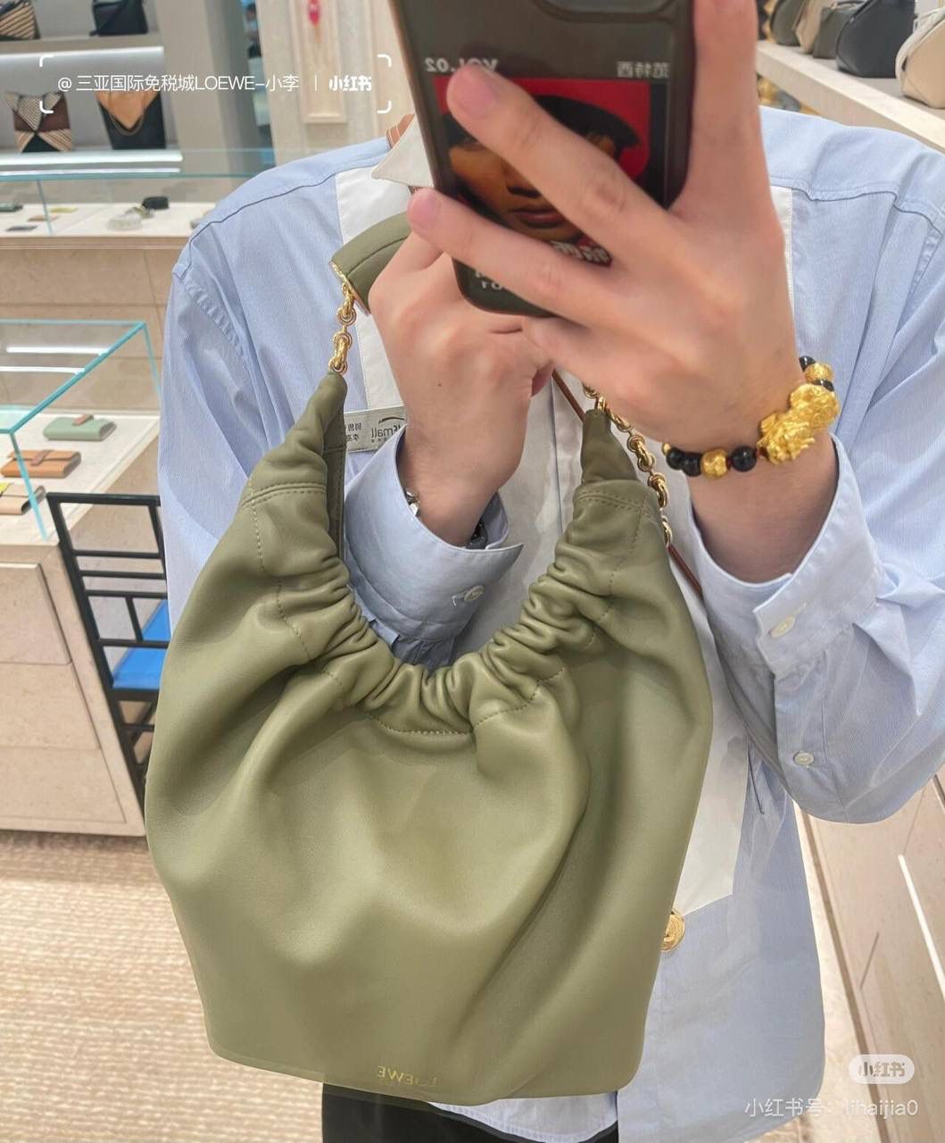 🎈（全钢五金）中号纳帕羊皮𝙎𝙦𝙪𝙚𝙚𝙯𝐞 —【按树绿】到货📍 尺寸中号：34-33-13.5cm 尺寸小号：29-10.5-24cm 型号:652328 【配全套礼盒】 😇罗家全新成员Squeeze手袋💯 满分到货•采用触感柔软的纳帕小羊皮革🐏•里外全皮💯传统工艺➕创新研究•全新独特设计。 😇最新宣言款配件：Anagramc pebbled 不锈钢及铝合金材质•升级打造标志性甜甜圈•相同质感•更轻重量。 😇具备令人惊讶的轻盈褶皱包身 可肩背、斜挎或手提*可调节甜甜圈⛓️链条肩带•搭配Anagram携刻鹅卵石•附加额外链条•可进一步延长肩带*磁扣开合*内部拉链口袋