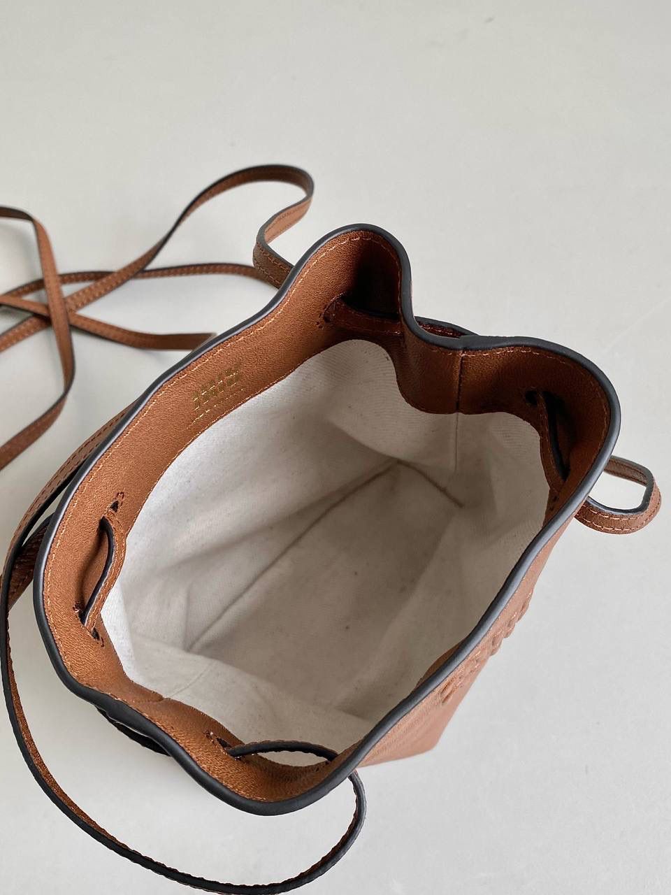 🈶焦糖棕 𝗠𝗶𝘂𝗠𝗶𝘂迷你小水桶 又一只可可爱爱的小斜挎 头层Nappa(纳帕)羊皮用料 柔软细腻有光泽，透出高级的质感 整个包都好软糯手感超治愈的！！ 自重是非常非常轻！日常还能装不少 两条细肩带很有个性，长度都可以调 夏天小包闭眼冲就是了，好实用 17×14×6cm，#F0051m