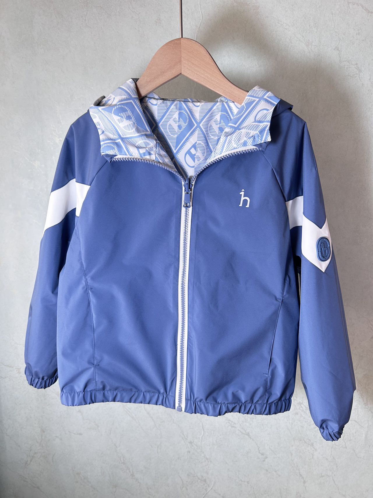 $188件。2件起$180件。3色選擇🐶 HAZZYS 哈吉斯雙面款 2026春季新款男女童兩面穿防護透濕科技連帽外套（26016