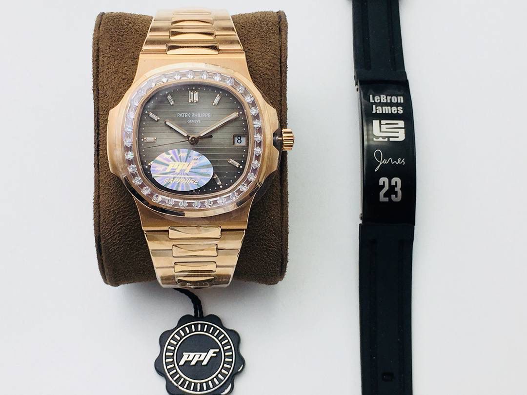 【PPF FactoryV4升级版强势来袭】百达 翡丽 璀璨方钻亮相了[色]第一款真正意义上的超级鹦鹉螺，震撼来袭！ 1⃣️全新修正的不锈钢表带，铰链部分根据真正的百达 翡丽鹦鹉螺不锈钢表带拆解开发，和正品一致的贴合效果，逆袭之前所有副本！ 2⃣️铰链开合角度和正品一致，锁毕声音和正品相同！ 3⃣️重点指出此次V4版的面盘在采用与真品一致的覆荧光涂层金质立体时标，特别突出的“蓝魅”面无限接近原版！ 4⃣️机芯方面是全新订制的修正版的一体芯Cal.324机芯，是目前唯一做到机芯的钢印与正品一样的雕刻工艺。 只有做到最好才配戴他去诗和远方！ PPF Factory 超级鹦鹉螺王中王！欢迎您的品鉴！