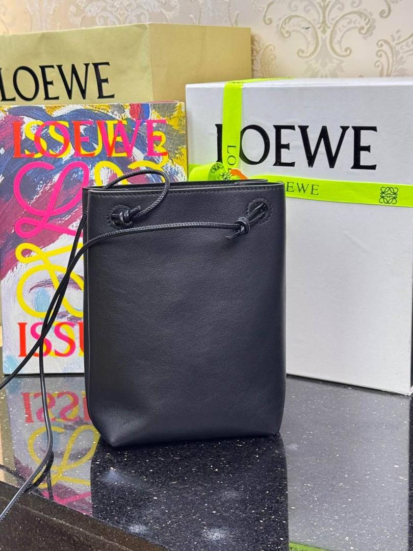 🎈（全钢）新款𝗣𝗲𝗯𝗯𝗹𝗲 𝗽𝗼𝘂𝗰𝗵手机包 ——【黑色到货💕】 尺寸：𝟮𝟭.𝟱-𝟭𝟳-𝟳𝗰𝗺 编码：652406 👉🏻采用进口纳帕小牛皮材质•包包手感超级舒服柔软•自重超轻。 👉🏻正面装饰两颗闪亮的𝗽𝗲𝗯𝗯𝗹𝗲配饰•精致可爱时髦•可调节肩带•腋下单肩斜跨皆🉑。 容量超大•可容纳5到6部手机•日常出行一个包就够啦😍