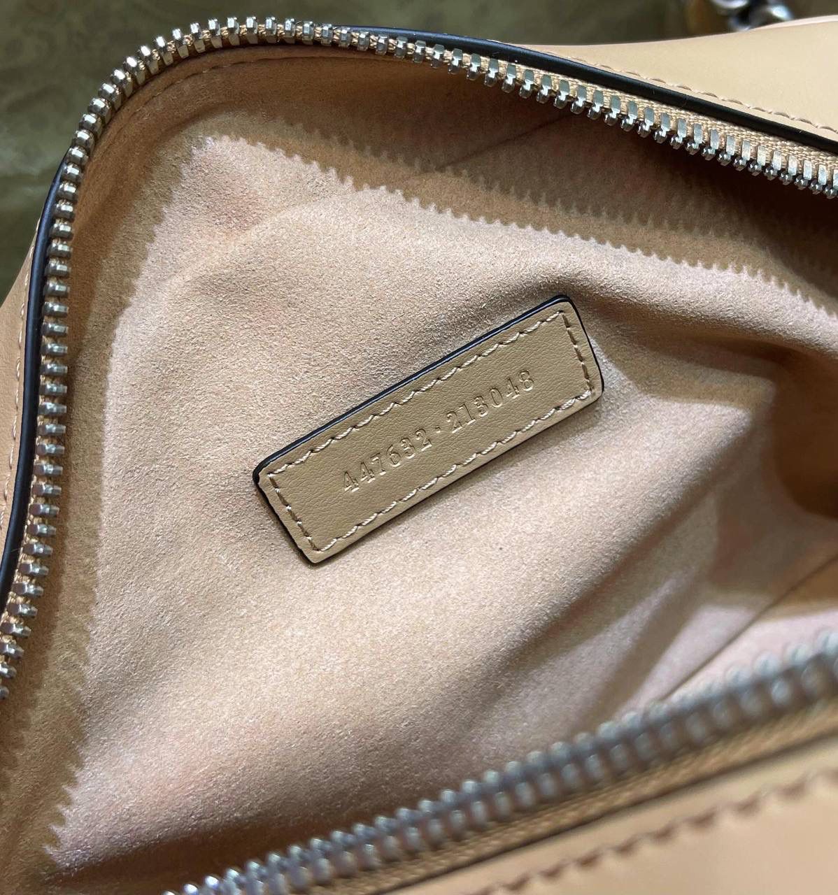 ✈️✈️✈️ 🔥𝐌𝐚𝐫𝐦𝐨𝐧𝐭菱格原厂皮# ▫️型号447632 ▫️尺寸 24*14*8cm 全新经典款相机包 ，整个包身下血本都用了原厂牛皮❗️最基础的包型.立体棱格绣花在灯光下让整个包活跃了起来，肩带可调节上身太好驾驭 不挑身高，也是全球打人必备的百搭单品！778590