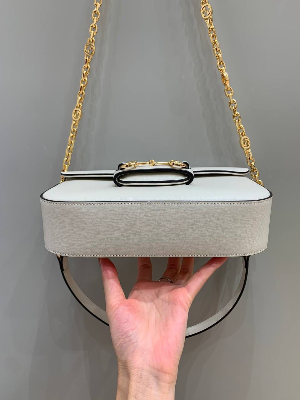 新背景实拍正品级 。Gucc1 horsebit法棍包（原皮白色） 销量王🔥全皮系列❗️ 抓住一只小可爱，又是颜值巅峰之作 法棍出全皮拉，比起老花我更爱全皮！ 时髦复古女孩的一眼心动， 腋下包造型真的是再一次惊艳 最火爆的马衔扣元素加上最时尚的腋下背法 今年妥妥的包王无疑了！ 品牌爸爸，你真的别太拿捏我！ 斜挎则改成了金属链条，太有撞击感了！ 全皮腋下背搭配金属斜挎背， 还没有正式上线就全网断货了， 就问你拒绝得了吗！！ 型号735178 尺寸24/13/5.5cm