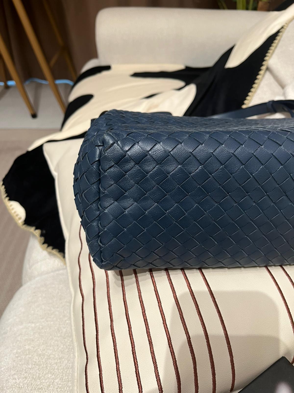 Bottega Veneta BV Shoulder Bag 深藍色小羊皮 100%Authentic, 95%new ✅dust bag