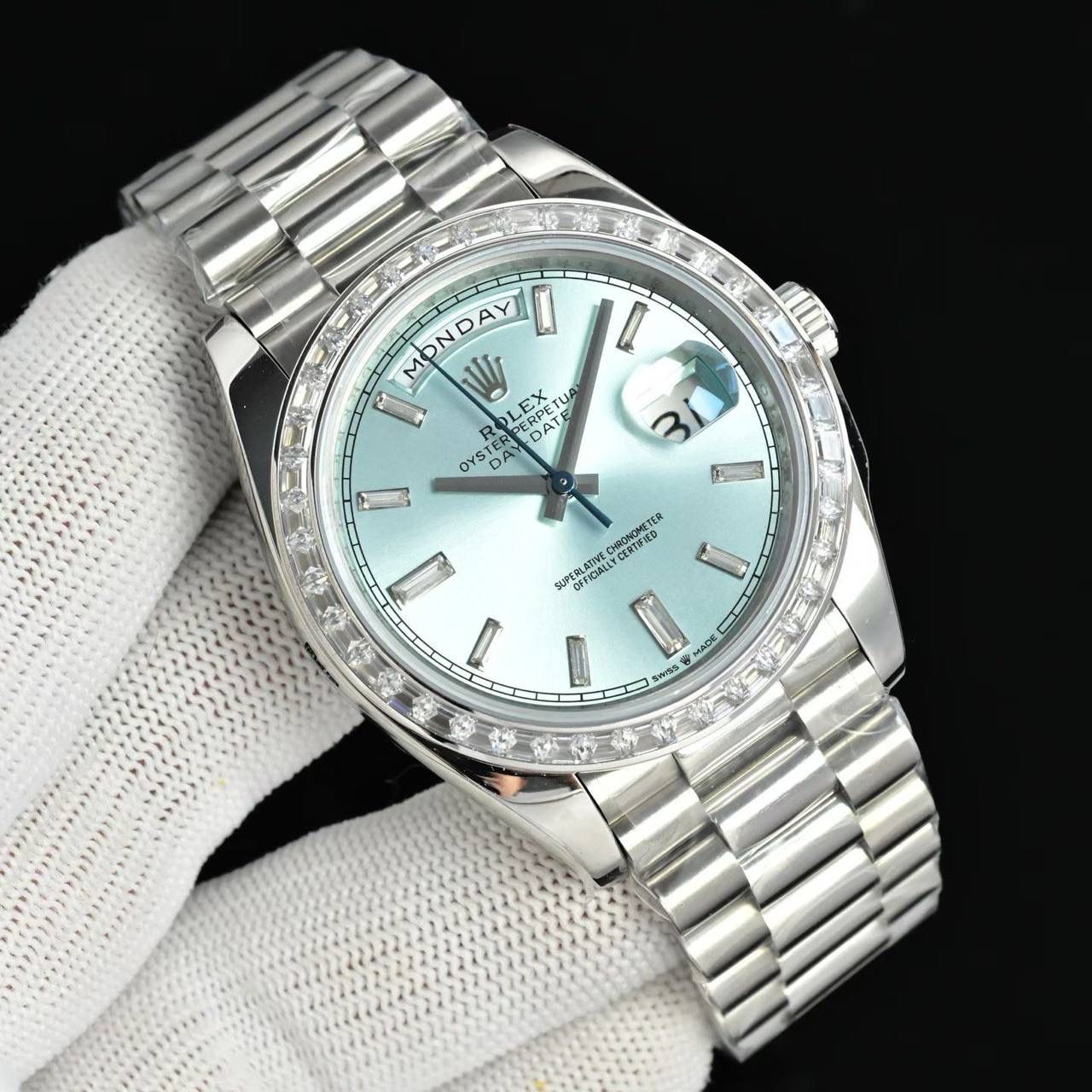 新品 ROLEX 劳力士 星期日历型（Day-Date / DD）腕表 🎮 自 1956 年问世以来，星期日历型一直是劳力士的旗舰之作，被誉为“元首之表”。40mm 表壳搭配三角坑纹表圈与元首型表链，仅采用贵金属打造，尽显尊贵气质。 12 点位星期全写与 3 点位放大日期双显设计，搭载定制一体机 3255 型机芯，稳定精准，抗震抗磁，100 米防水。 原版开模，细节到位，多种表盘可选（太阳纹 / 珐琅 / 陨石 / 宝石），星期与日期瞬跳结构由 200+ 精密零件协同完成，工艺出众。