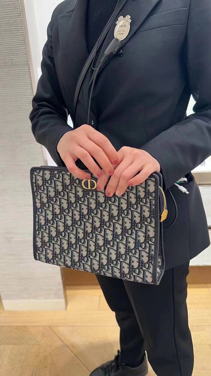 30 Montaigne 手拿包👜✨ 蓝色 Obliaue 印花 独家渠道货 独家原厂皮全网最高性价比最硬货🔥 中号 30 Montaigne 手拿包 宽敞的内部隔层可收纳各种日常用品，🉑作为手拿包使用，也可放入Book Tote 手袋中。正面饰以CD 标志 ✅拉链开合 ✅1个内侧隔层 ✅1个内部贴袋 ✅配整套包装🎀🤟🏻 尺寸：26×20× 5.5厘米