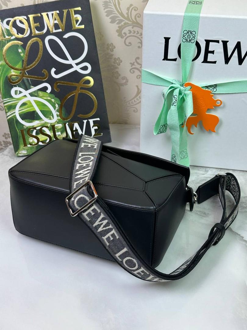 🅰️小号 𝗣𝘂𝘇𝘇𝗹𝗲最新版本❤️ ——（缎面/织带款） ✅经典拼图系列，不规则立体几何设计，最具辨识度的立体廓形和几何美学，顶级进口小牛皮搭配德国沙菲线，独家定制五金，𝗬𝗞𝗞拉链拉头 ✅容量超大，颜值高，四季百搭，新款自带可拆卸𝗟𝗢𝗘𝗪𝗘织带宽肩带‼️ 尺寸：𝟐𝟒-𝟏𝟔.𝟓-𝟏𝟎.𝟓𝐜𝐦 款号：061609织带黑色