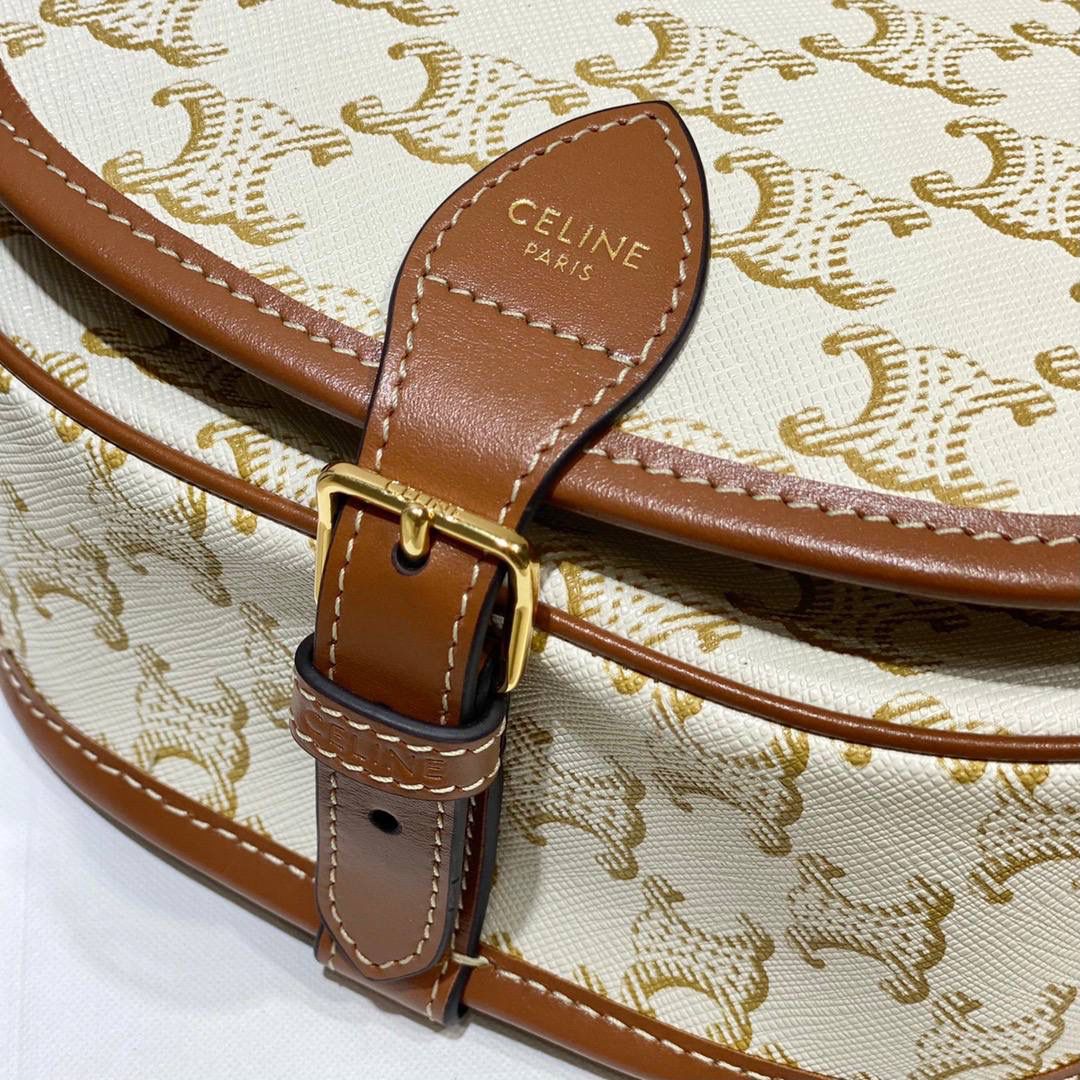 🔥大货实拍图 𝗖𝗘𝗟𝗜𝗡𝗘 ♥ 𝗧𝗥𝗜𝗢𝗠𝗣𝗛𝗘 𝗖𝗔𝗡𝗩𝗔𝗦 𝗙𝗢𝗟𝗖𝗢 马鞍包在IT Bag的世界里总是占着一席之地，经典百搭 经得起时间的推敲，被喻为行走的气质神器 ，FOLCO流畅圆润的包身线条和凯旋门老花设计搭配老式旅行箱开口扣，让人轻松get俏皮复古摩登的画报女郎。 型号：191502 尺寸：18*17*6.5cm