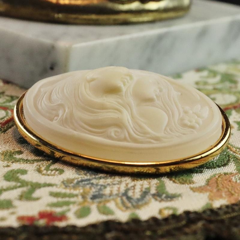Vintage C.a. 1970s Double Lady Silhouette with Flowing Hair Shell-like Resin Cameo Brooch (MZ025)