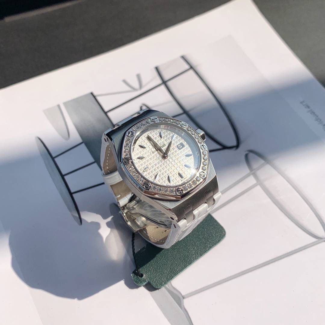 全网女神看过来😍😍这款爱彼女表才是最具有性价比的… 爱彼皇家橡树系列型号67601石英腕表，皇家橡树系列独有的八角形外观还拥有爱彼独特的设计风格也将女士优雅风格融入其中，深受女明星们的爱戴，表带澳洲湾鳄鱼皮，即使只有33毫米的小尺寸，也将爱彼独有的纯净美感与刚毅线条展现的淋漓尽致，而镶满钻石的表圈也为佩戴的女士增添了更多的柔美。（32颗明亮式切割美钻，总重约0.65克拉）巴蒂镶嵌一枚半透明凸面蓝宝石，搭载瑞士进口石英机芯，拥有实用的日历显示功能，女士们佩戴起来不会显得沉重 ，配专柜最新全套包装发货！这种货一般数量不是很多哦