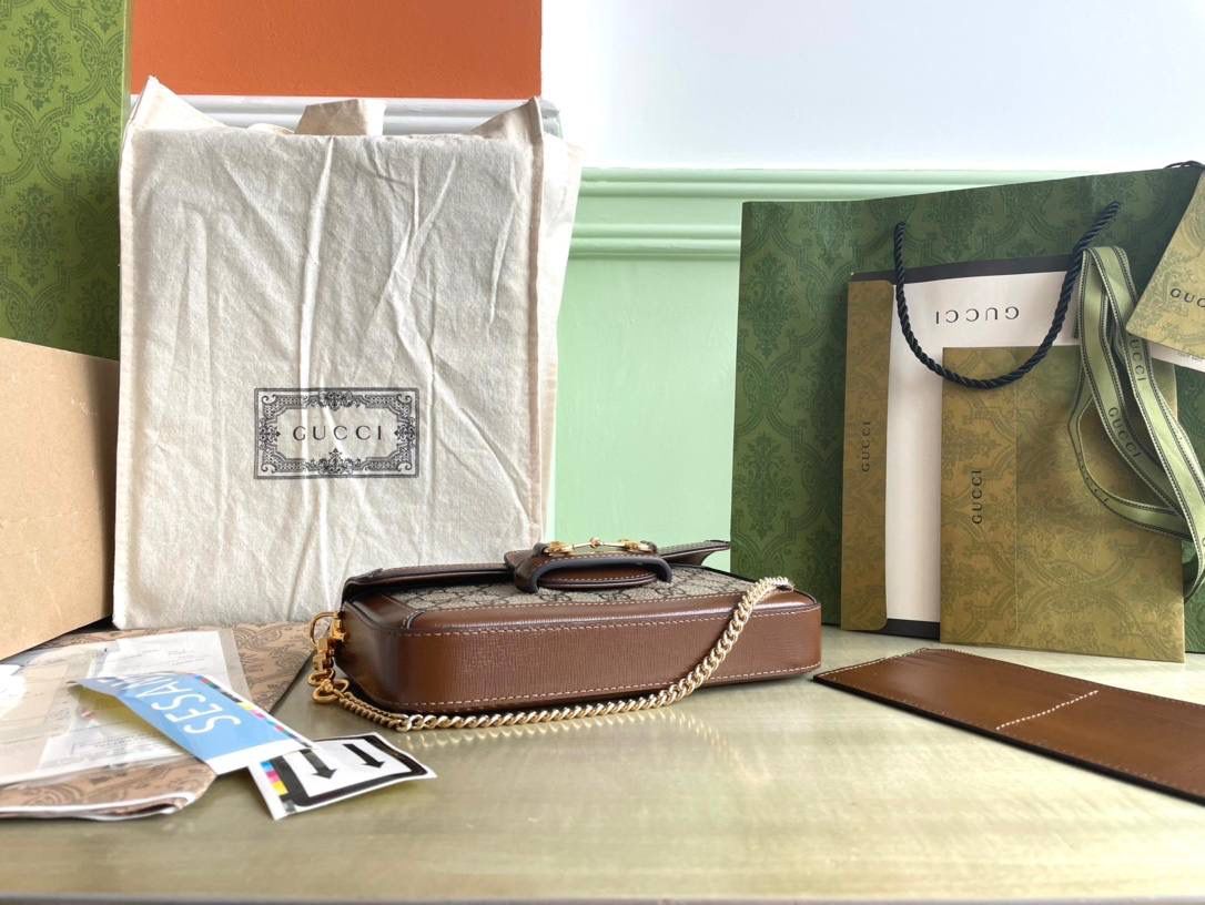 👜g752002：尺寸：12.521.53cm！gucci horsebit 1955系列从品牌典藏设计中汲取灵感，在六十余年前的早期设计细节中融入现代精髓。马衔扣元素的设计灵感源自品牌马术本源，由双环和长条形两个元素构成，至今已经成为品牌极具辨识度的标志性元素之一。这款迷你手袋配有一个可拆卸卡片袋，流露百搭魅力。🔥✨
