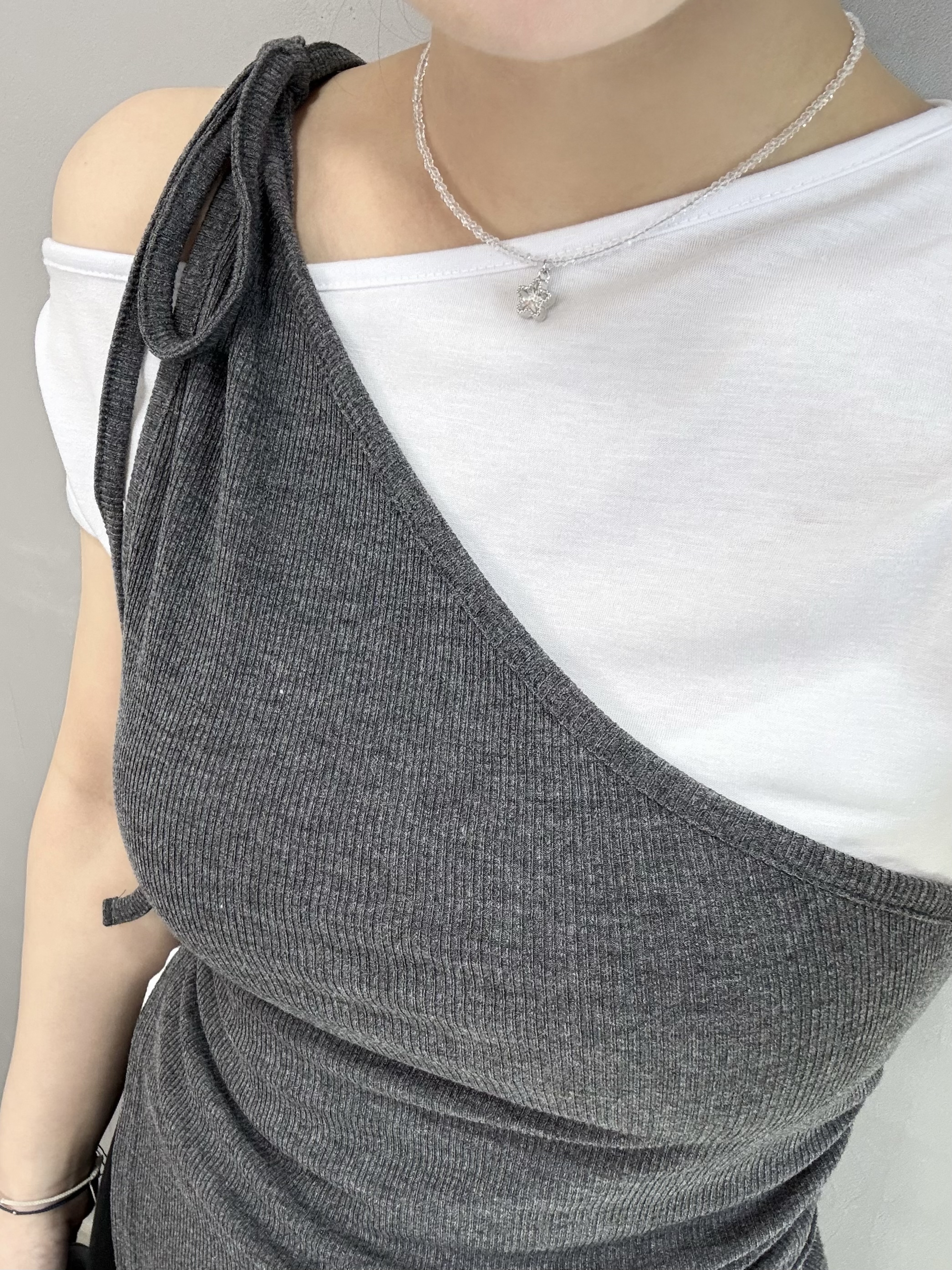O68 斜領假兩件top