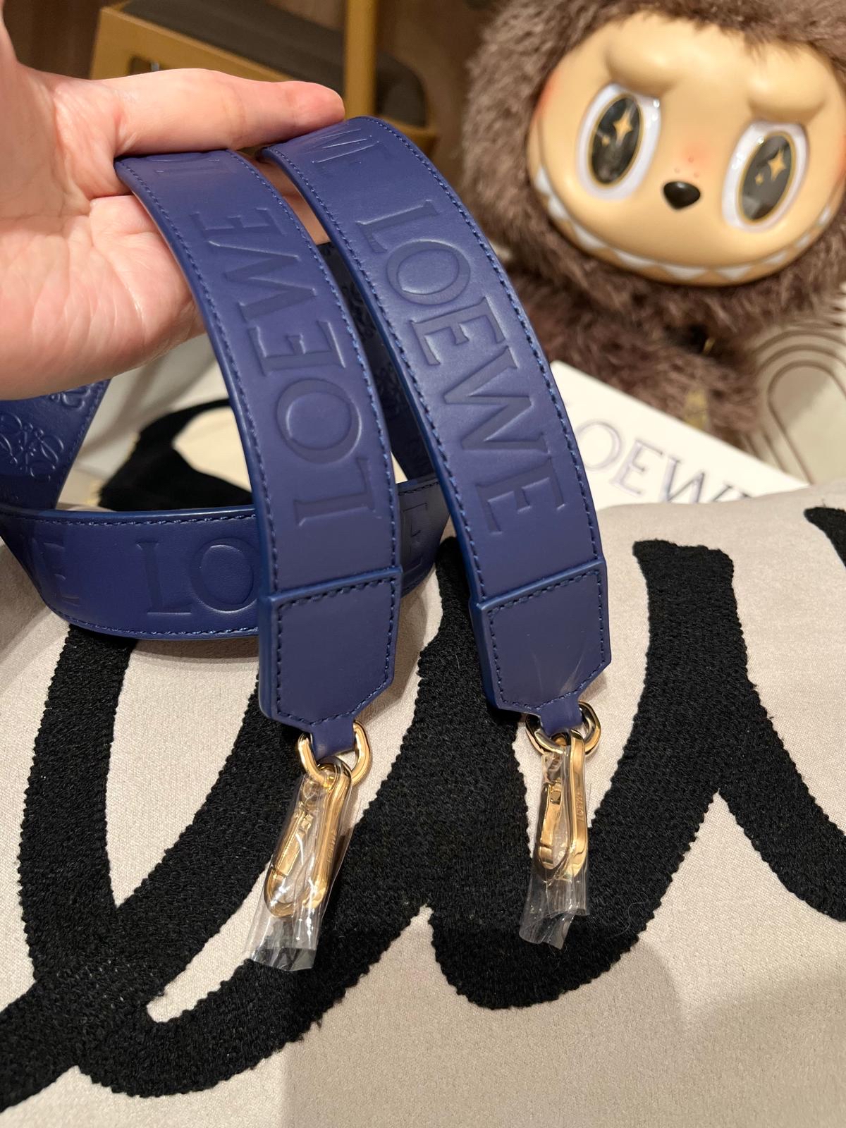 未使用品 Loewe leather strap 牛皮金扣 100%Authentic,全新未使用品  ✅tap booklet ✅Dust bag ✅box 