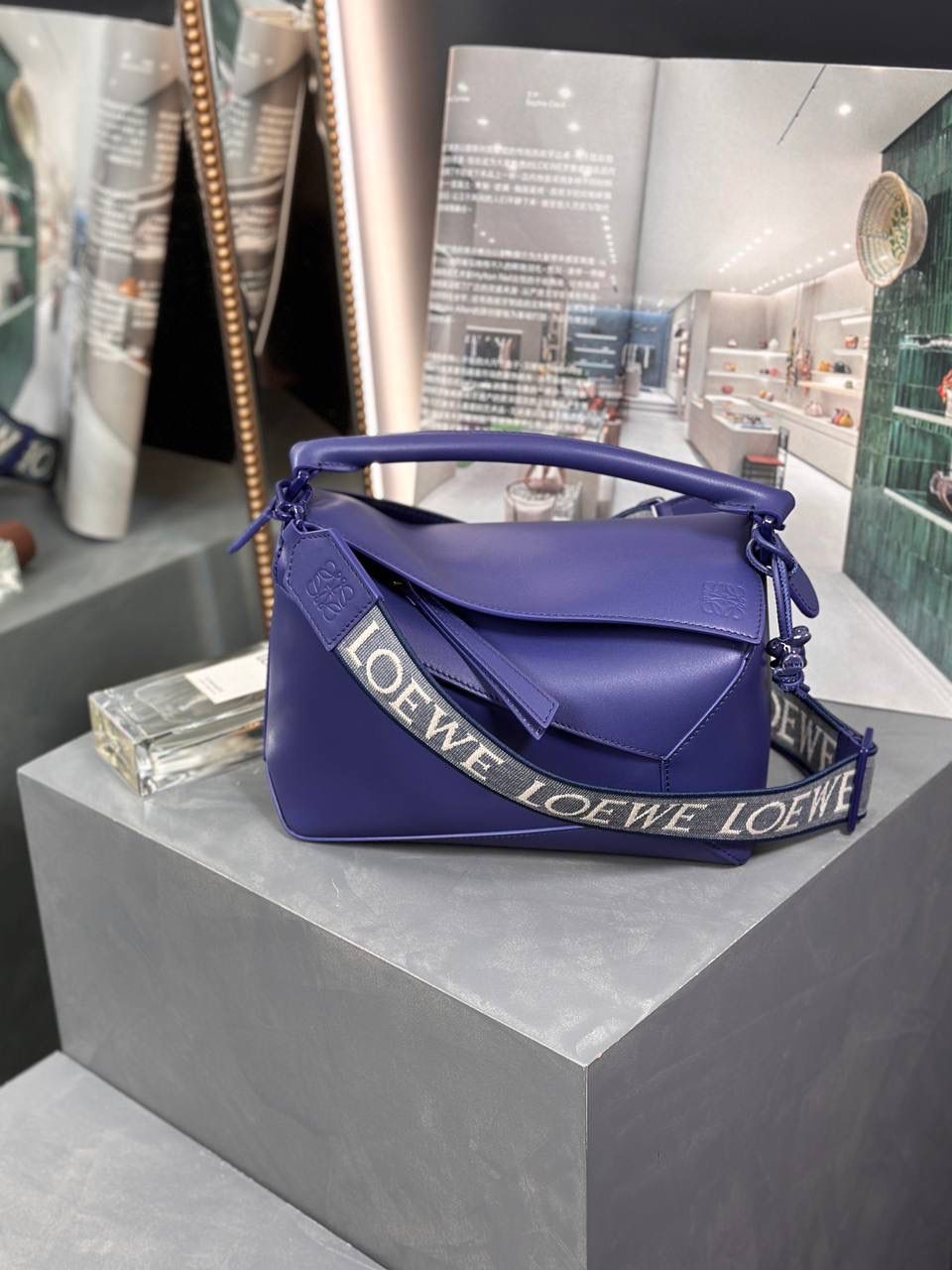 𝙿𝚞𝚣𝚣𝚕𝚎 𝚎𝚍𝚐𝚎 【朕品】 - 23早春🔥 尺寸:24×16.5×10.5cm 编码:052239象牙白 灵感来自于中国古代陶瓷的单色釉料，在原本经典几何造型升级改版，采用同色系五金配件，同色系提花肩带（可调节长度）和同色系陶瓷小兔子挂饰。 除了色彩上的灵感，单色釉的缎面牛皮革材质，更加光滑柔软，给包包增添更多新鲜感，以现代视角诠释着单色釉的至雅之美❤️