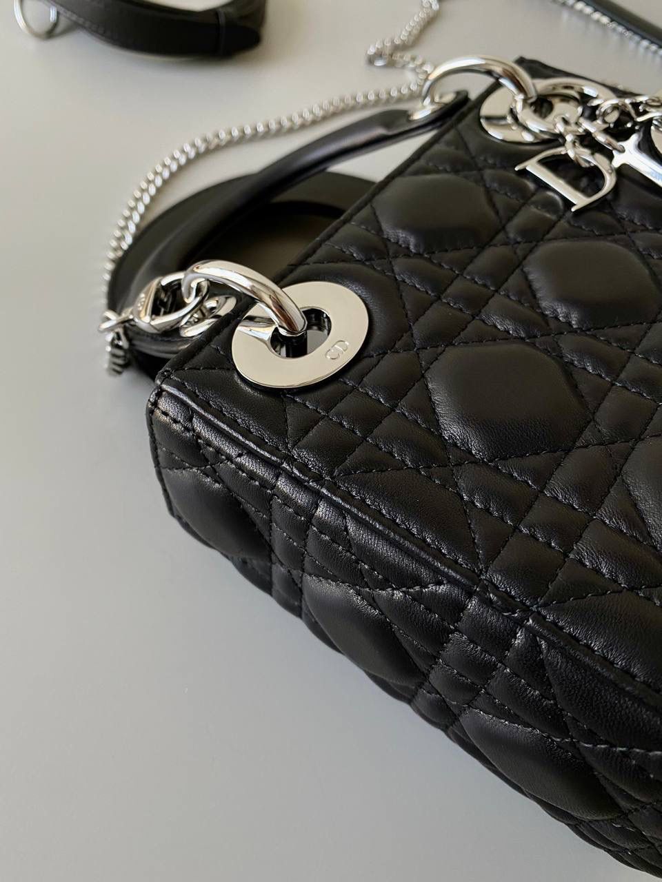 黑银🖤𝗗𝗜𝗢𝗥 𝗟𝗮𝗱𝘆羊皮三格银扣 女生必须要拥有的一只经典款‼️😍 一年四季爆卖，老客每天都在补单 细腻柔软质感不是普通的包包可以比的 进口原厂羊皮➕全钢五金，终极版 （标配两条肩带） size：17cm