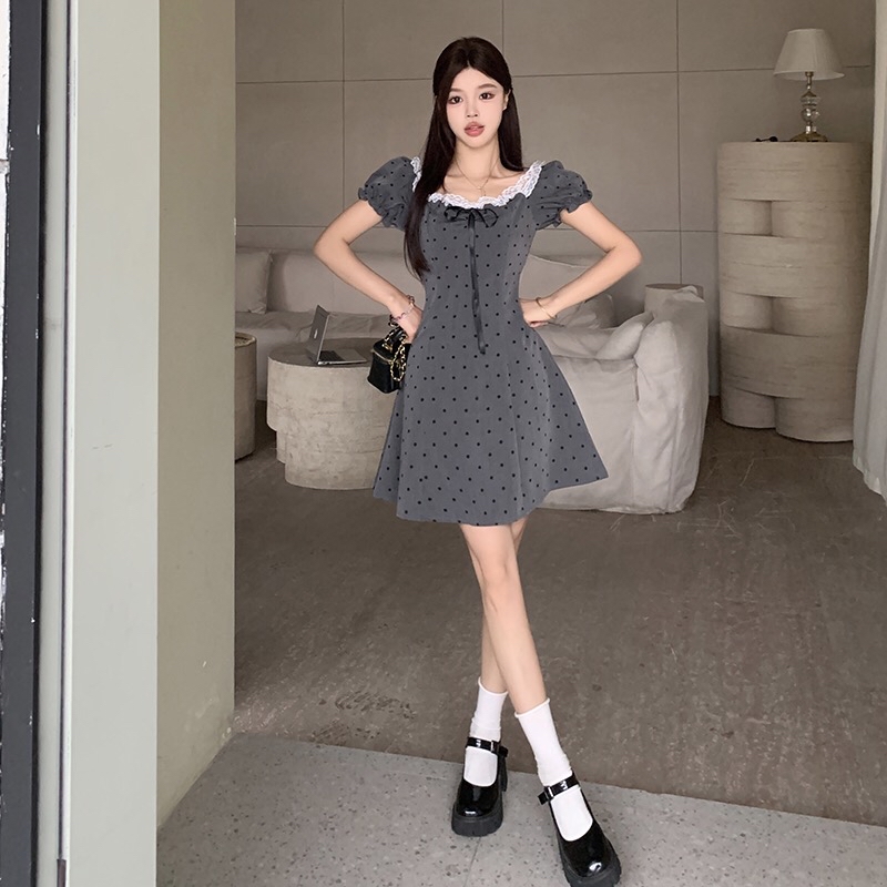 B91(011) MIU系千金风蕾丝花边领前部蝴蝶结系带植绒波点灰连身裙