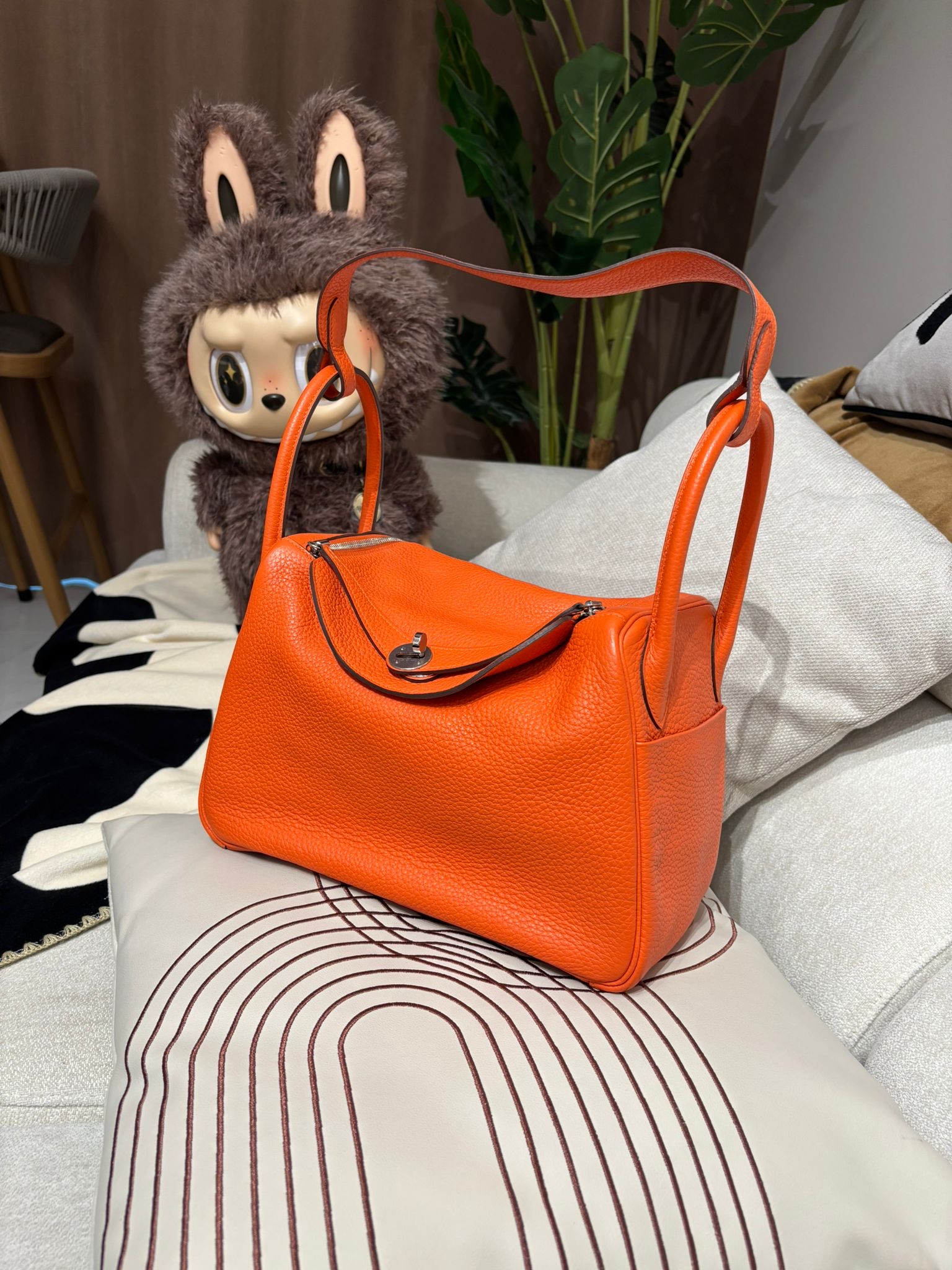 Hermes Lindy 30,Stamp T 愛瑪仕橙 100%Authentic, 95%New ✅Dust Bag✅Rain coat✅Box