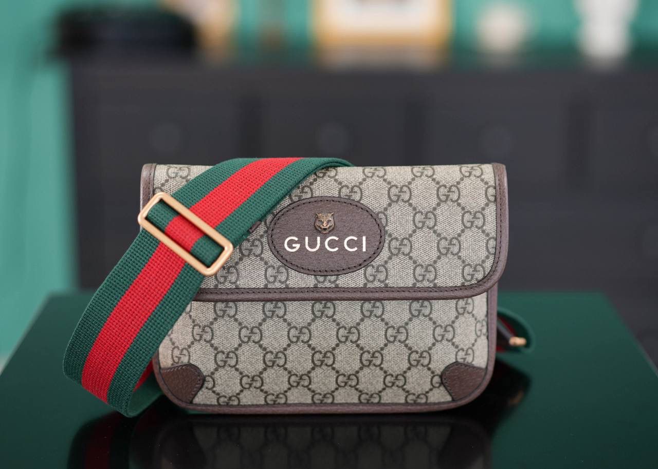 🥯Totem GG Superme#经典爆款 虎头斜挎包20cm 虎头斜挎包，可当胸包~ 精致虎头搭配红绿织带拼接的设计 宽肩带随性帅气 简单大方的一个款！男女共用~ 官方款号 489617 尺寸：20x13x2.5cm