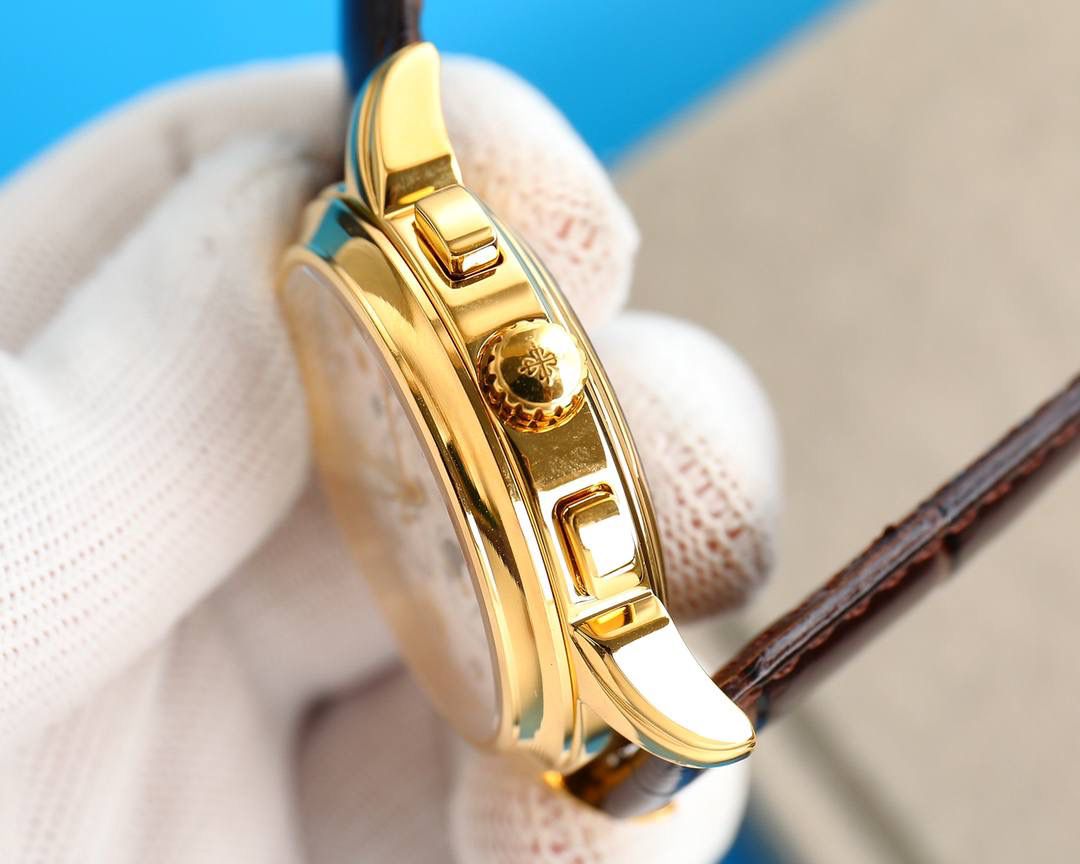 百达翡丽超级复杂功能计时系列！用心之作，细节方面： 1：团队历时两年多精心设计，不计成本，敢为人先，力求完美，克服重重难关，突破多层技术瓶颈，机芯型号为CH 29-535 升级版，质量稳定！ 2：尺寸41毫米，厚度11毫米！ 3：表壳为316L全钢镀纳米铂金表技术，更彰显高贵大气，表带搭配意大利头层小牛皮！更显大气上档次！ 你值得拥有！