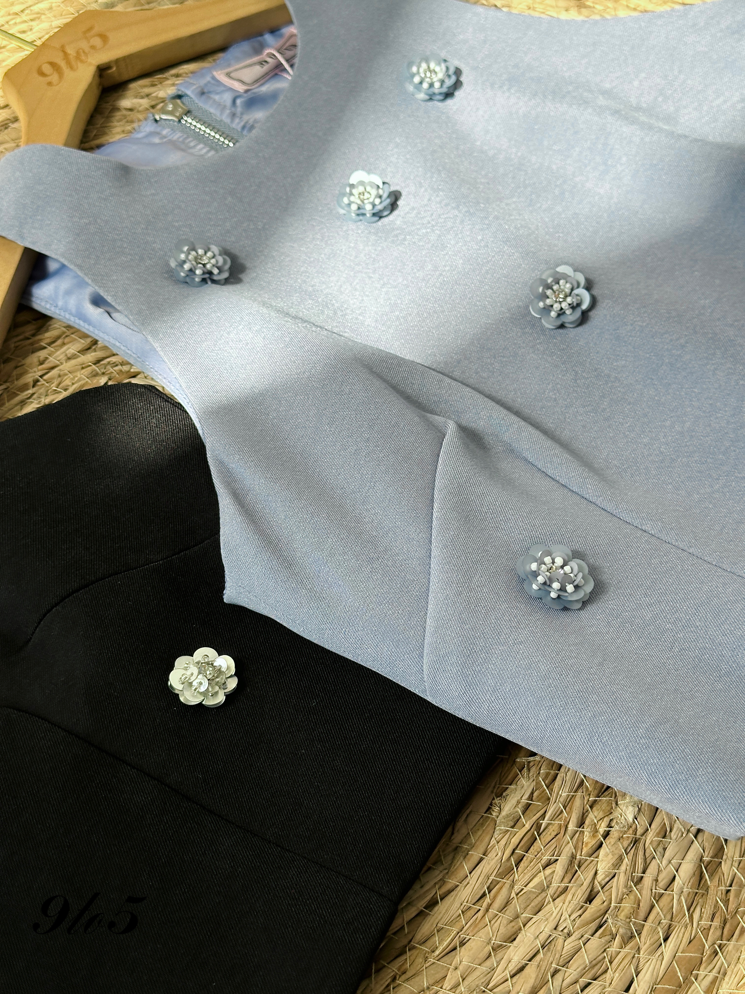 T3960 Sleeveless Floral Crop Top - Black & Blue