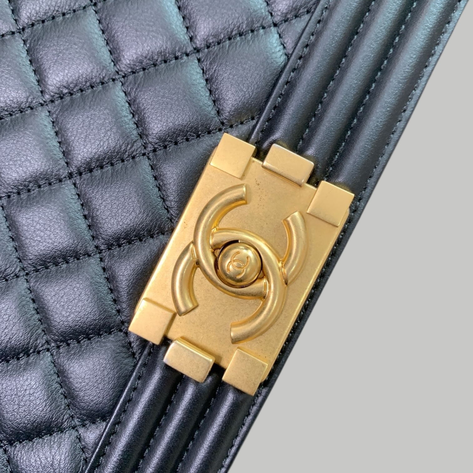 Chanel 小牛皮Leboy medium金扣