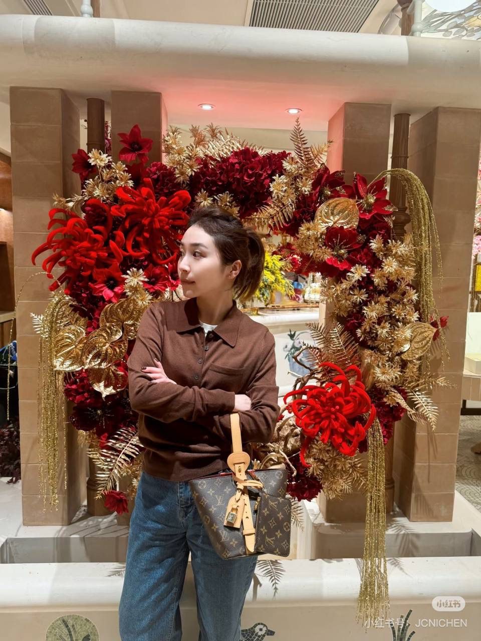 LV ALL IN BB老花款👜✨ 顶级进口原版的老花料子，不会太硬 这个质感在自然光下就很突出了 想象一下 你拎着这个包 走在大街上 这种皮面散发出的这种高级感🤩还附送一个小卡包，卡片➕零钱都可以装 直接省下一个卡包的钱😆‼️